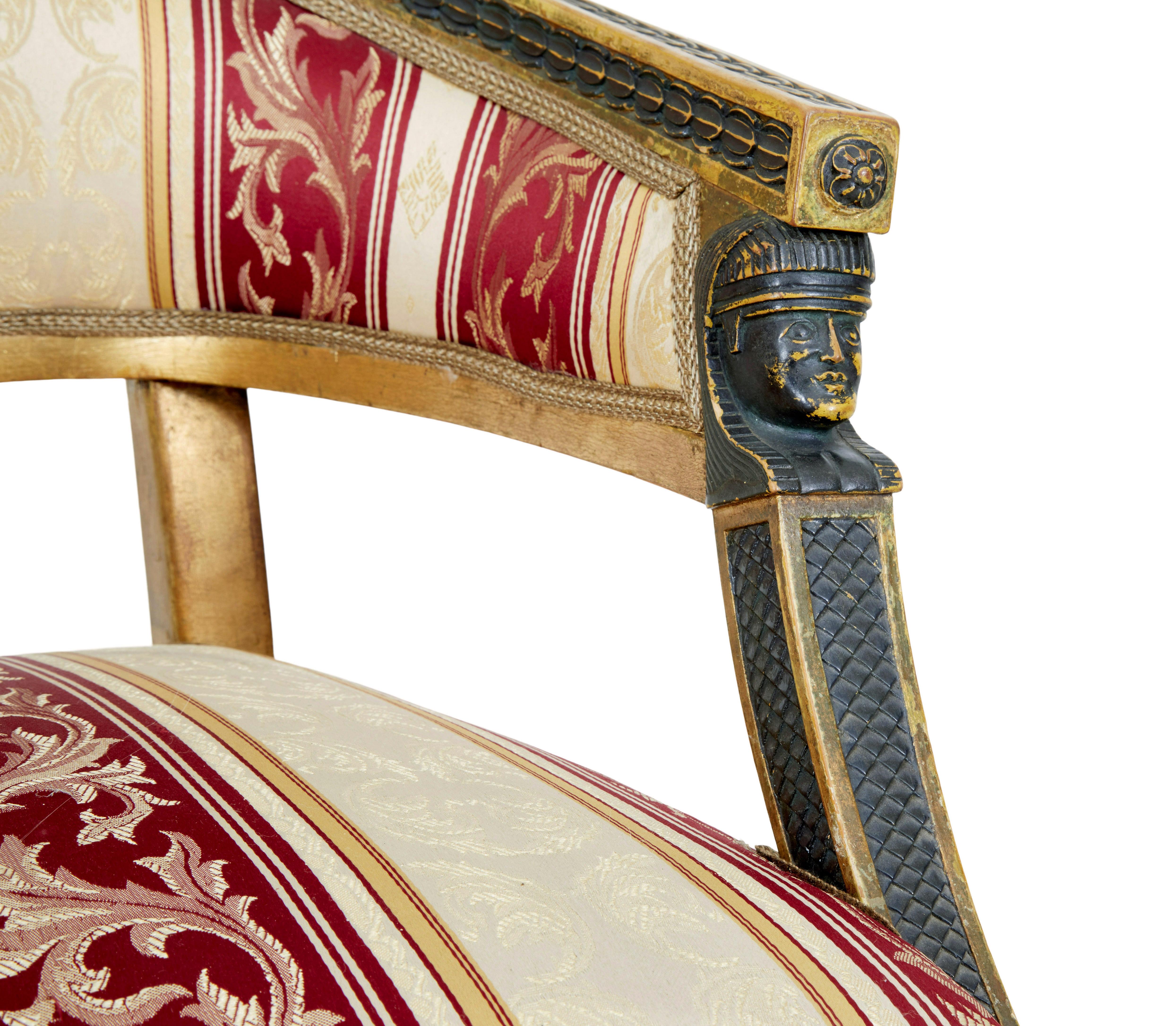 Tessuto Coppia di poltrone svedesi intagliate e dorate del XIX secolo in vendita