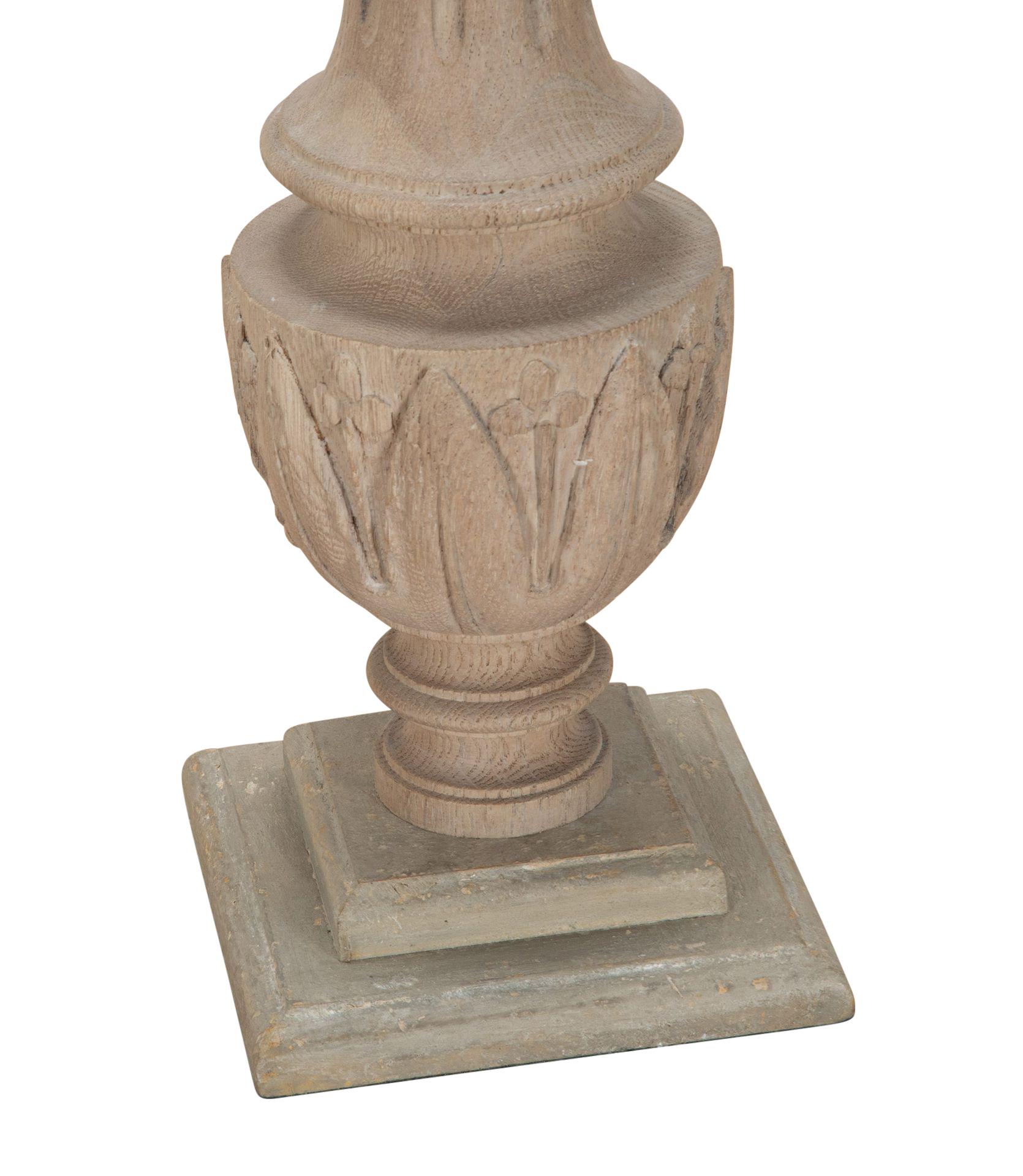 Coppia di lampade svedesi in legno intagliato del XIX secolo.
Realizzato con frammenti architettonici. Stile Luigi XVI su basi successive. 
Ricablato e sottoposto a PAT test secondo gli standard del Regno Unito.