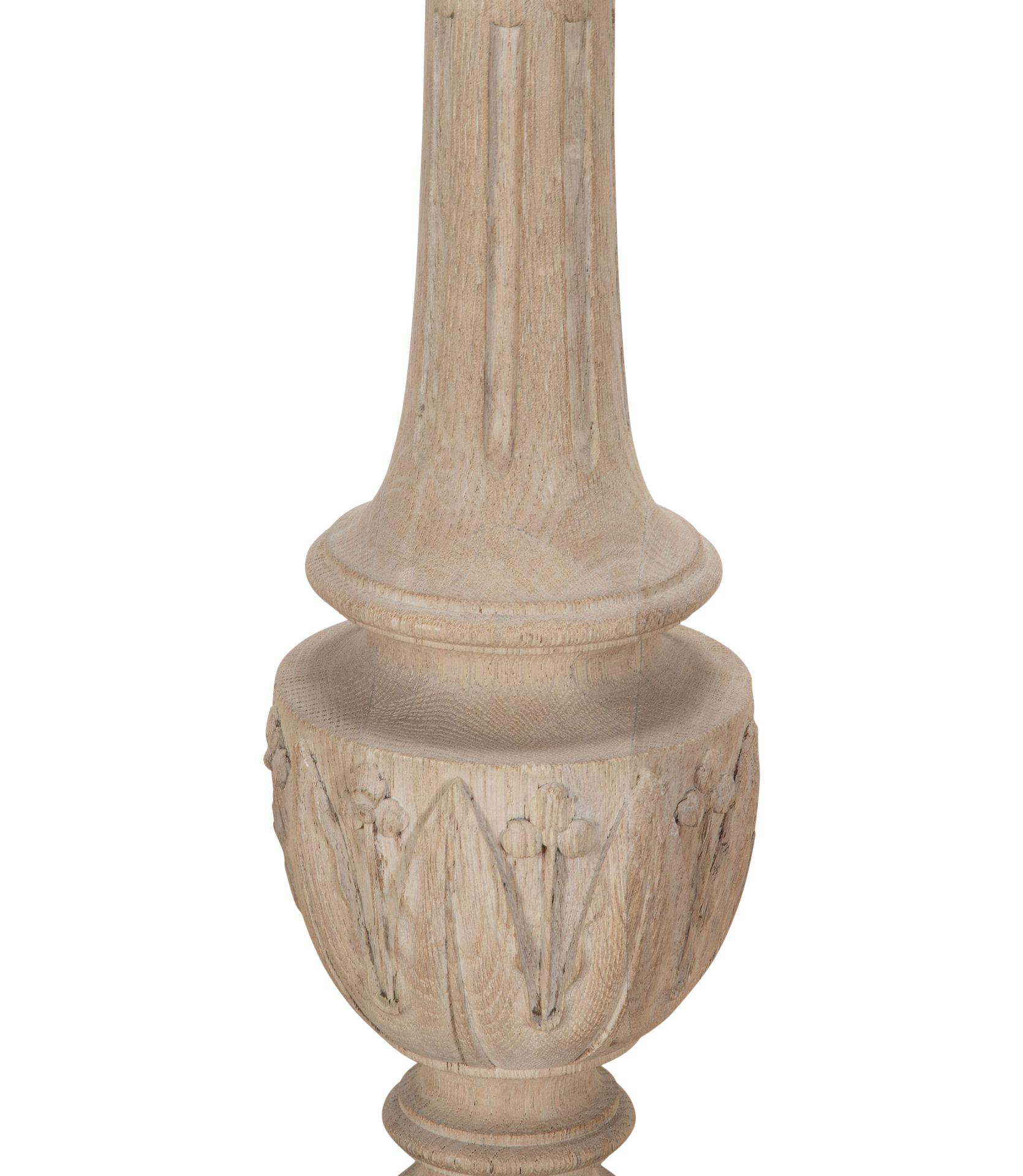 Legno Coppia di lampade svedesi in legno intagliato del XIX secolo in vendita