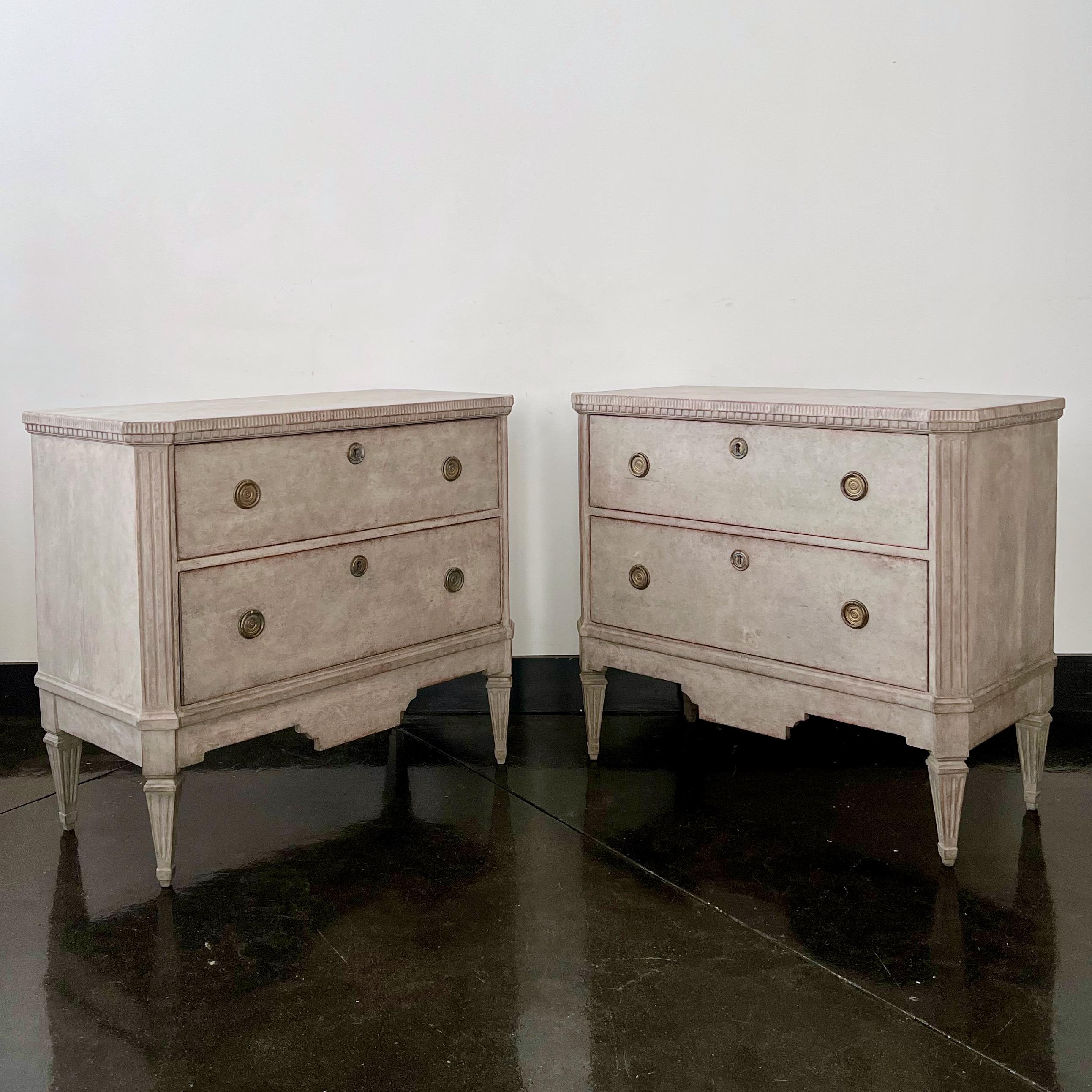 A pair of early 19th century Swedish Gustavian chest of drawers with brass fittings, shaped marbleized wooden tops, canted and fluted corners posts in light grayish finish.
Sweden, circa 1810.
More than ever, we selected the best, the rarest, the