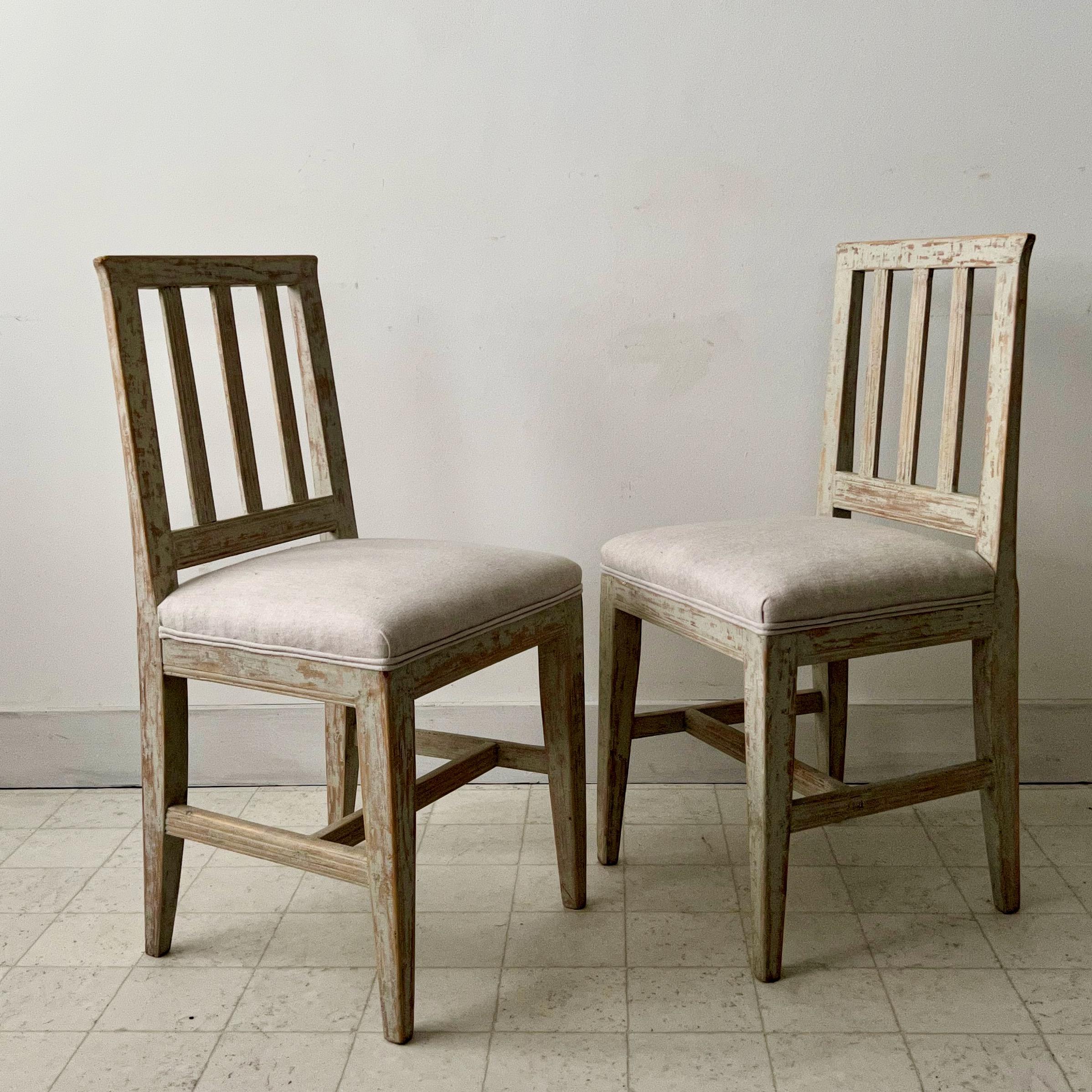 Presque une paire de chaises de campagne suédoises du 19e siècle. Très légère différence de taille avec une belle patine et un nouveau rembourrage en lin.
