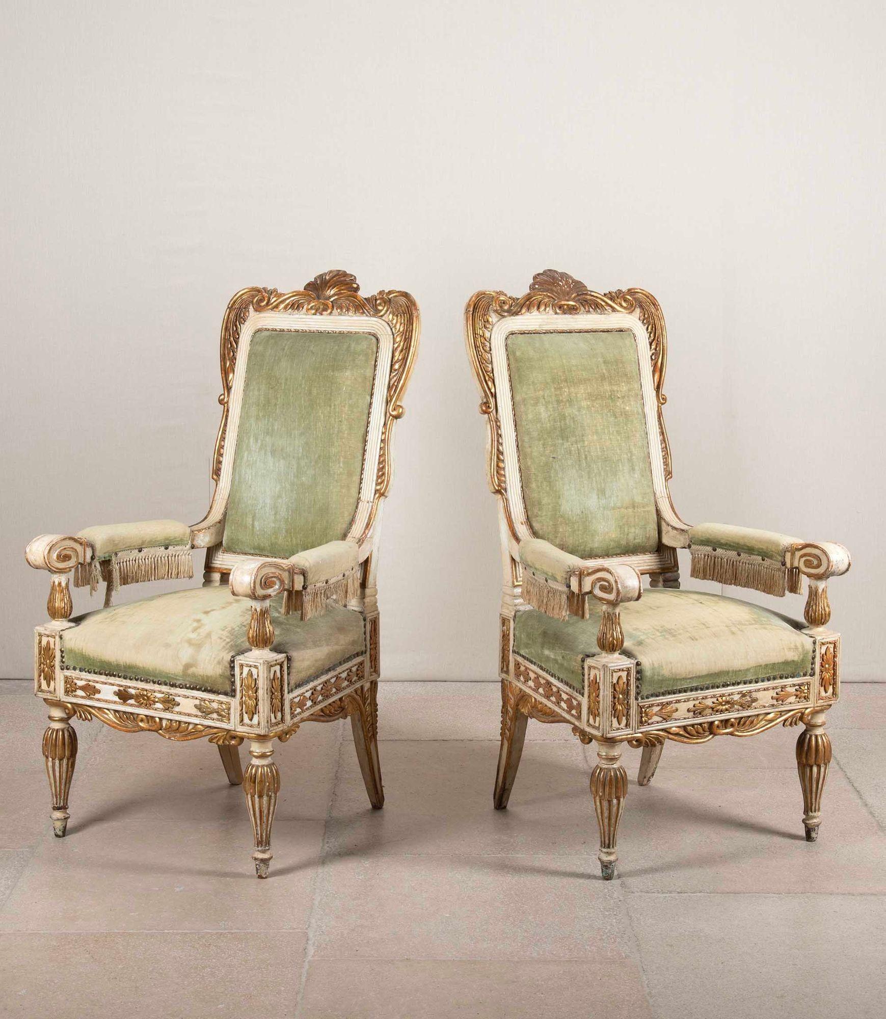 Paire de fauteuils suédois très décoratifs du début du 19ème siècle en velours ancien. 
Présentant des éléments des styles Gustavien tardif et Johan, ces chaises sont une merveilleuse illustration de la décoration somptueuse de cette période de