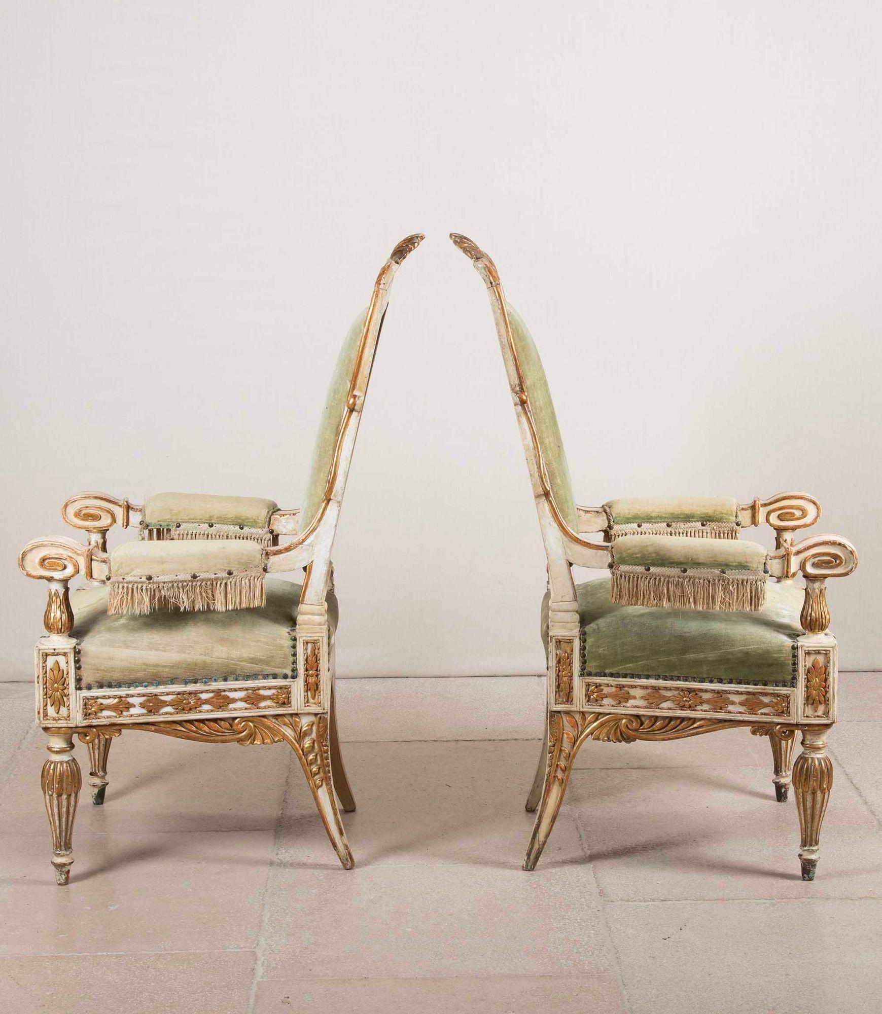 Gustavien Paire de fauteuils suédois crème et dorés du 19e siècle en vente