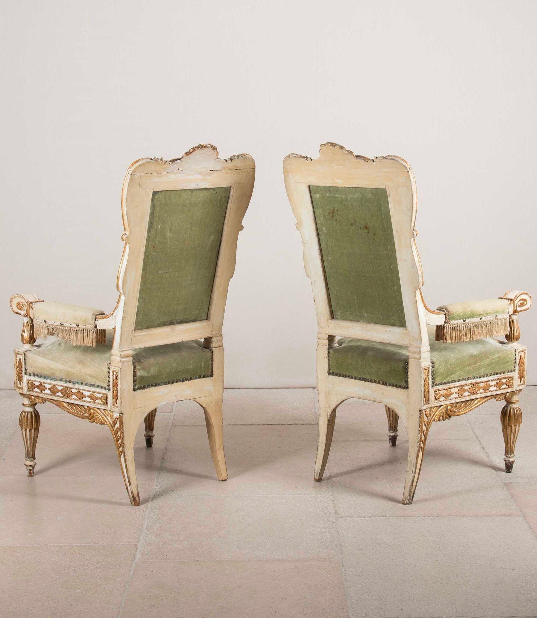 Suédois Paire de fauteuils suédois crème et dorés du 19e siècle en vente