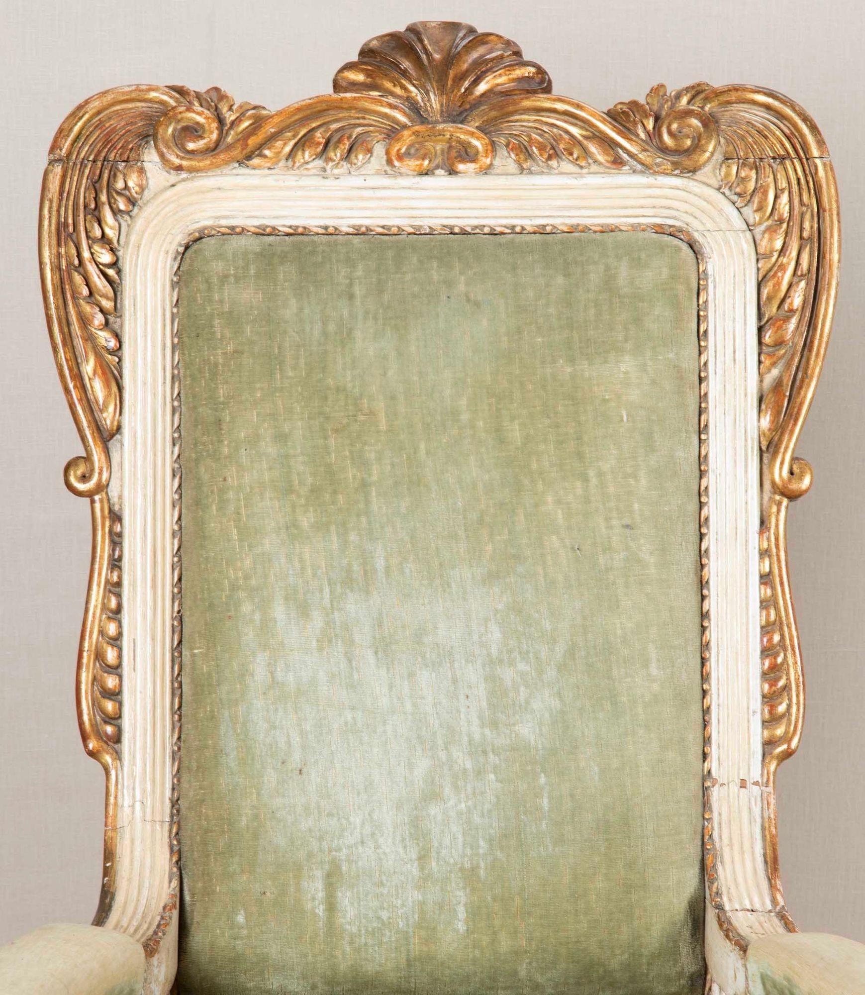 Paire de fauteuils suédois crème et dorés du 19e siècle Bon état - En vente à Gloucestershire, GB