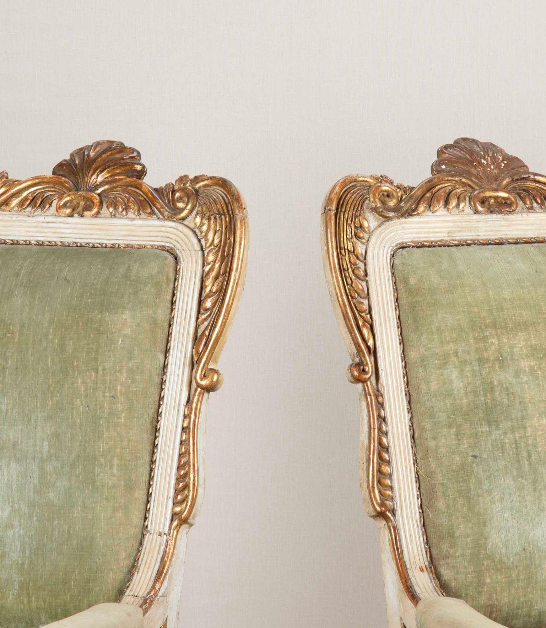 XIXe siècle Paire de fauteuils suédois crème et dorés du 19e siècle en vente