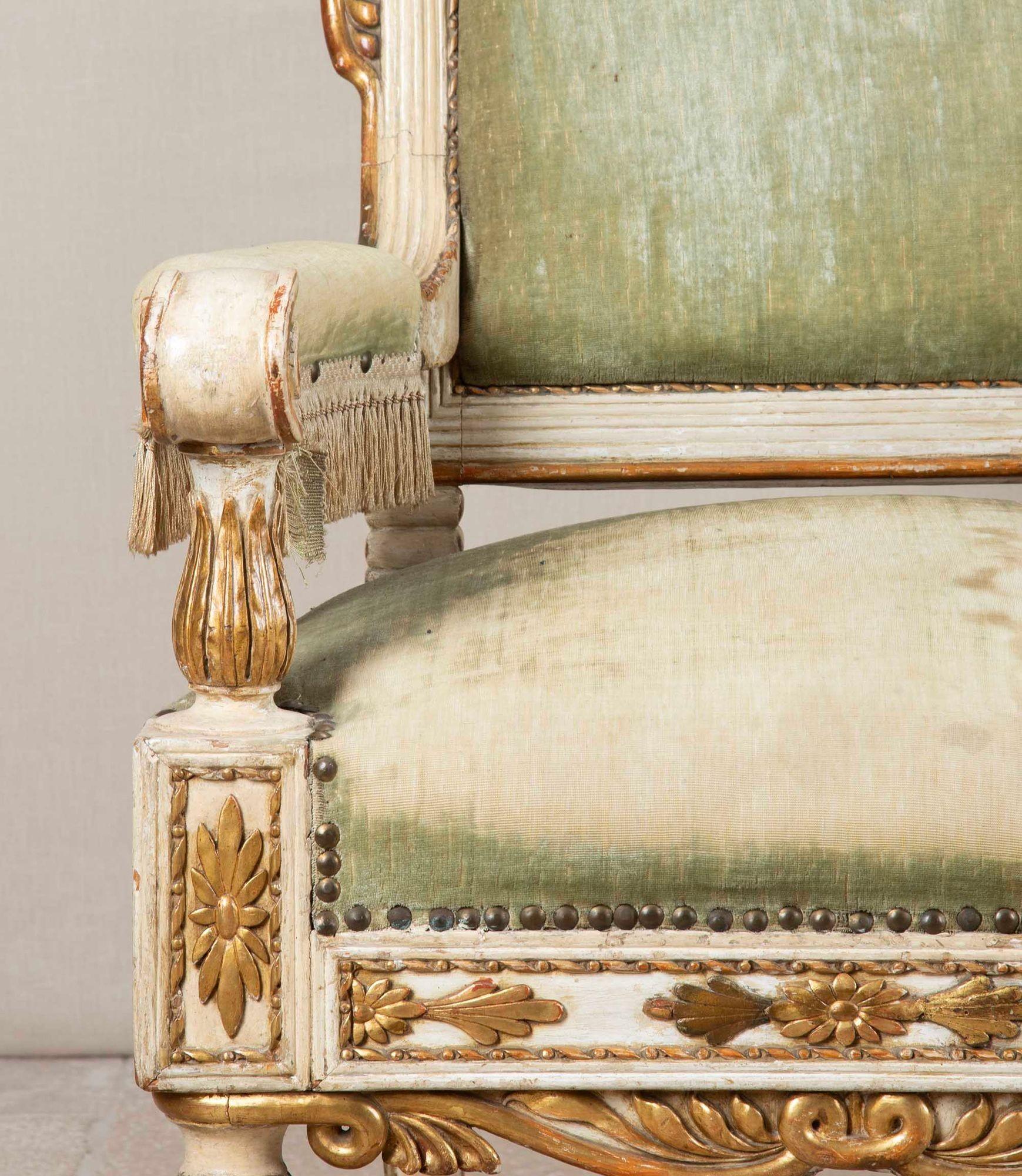 Velours Paire de fauteuils suédois crème et dorés du 19e siècle en vente