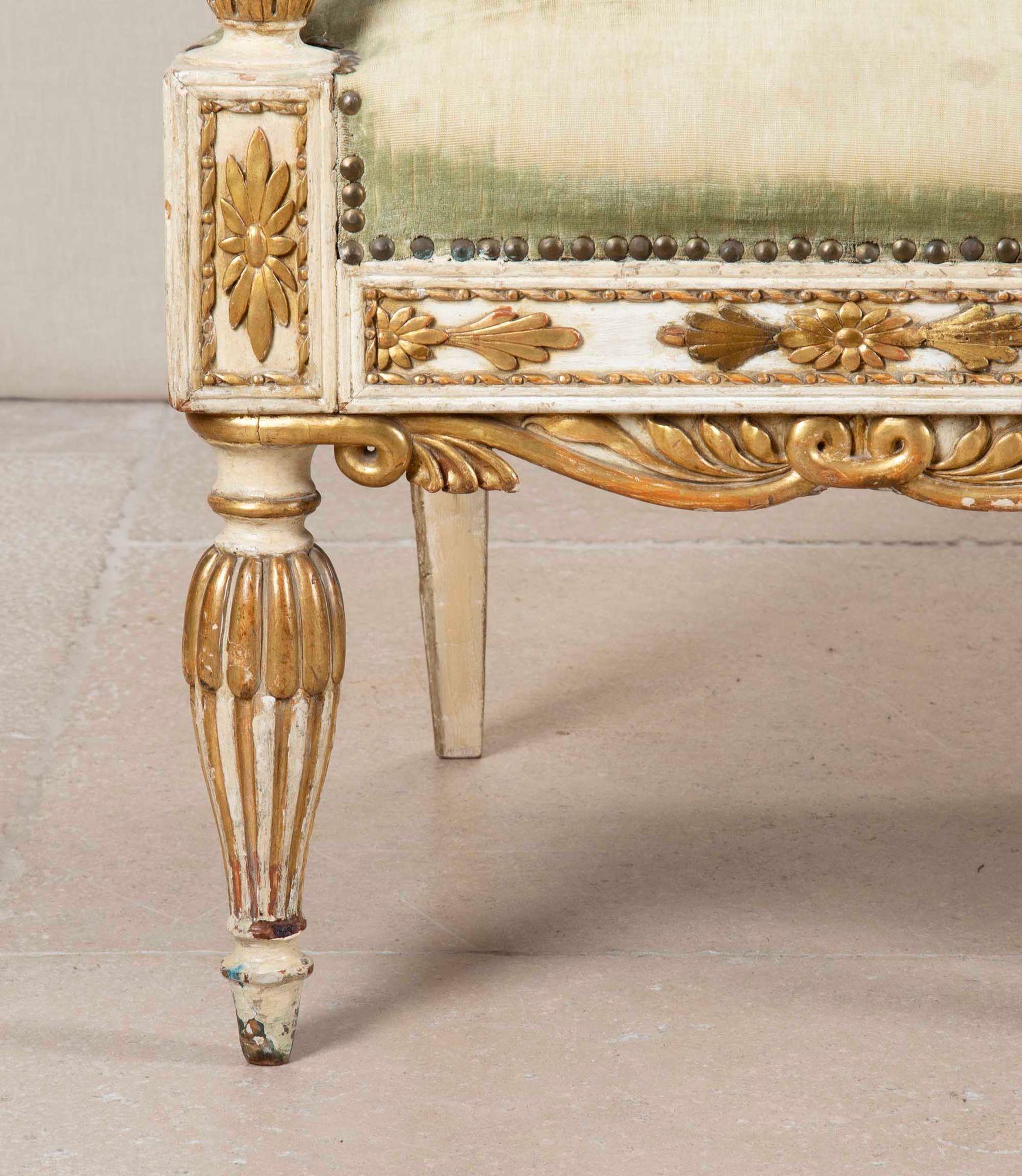 Paire de fauteuils suédois crème et dorés du 19e siècle en vente 1