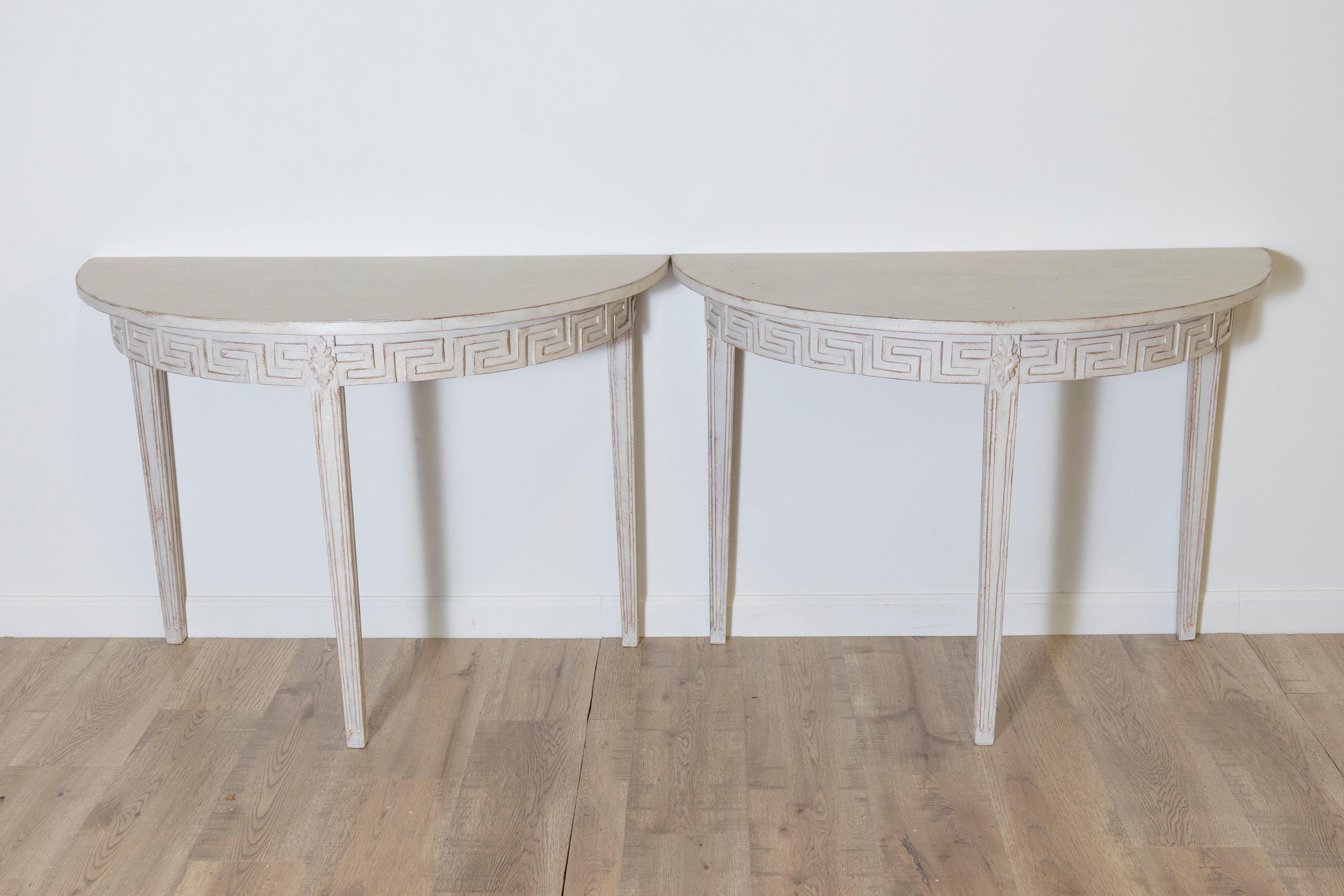 Dieses elegante Paar schwedischer Demi-Lune-Tische aus dem 19. Jahrhundert zeigt die zeitlose Schönheit des gustavianischen Designs und verbindet neoklassische Raffinesse mit schlichter Einfachheit. Diese Tische sind aus Kiefer gefertigt, einem