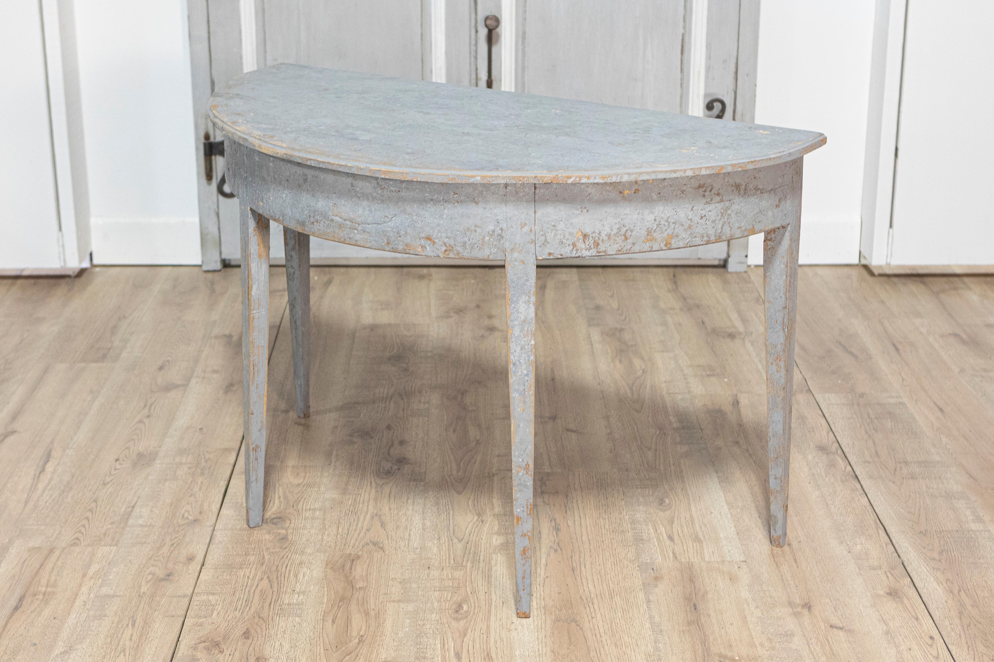 Schwedische Demi Lune des 19. Jahrhunderts (Kiefernholz) im Angebot