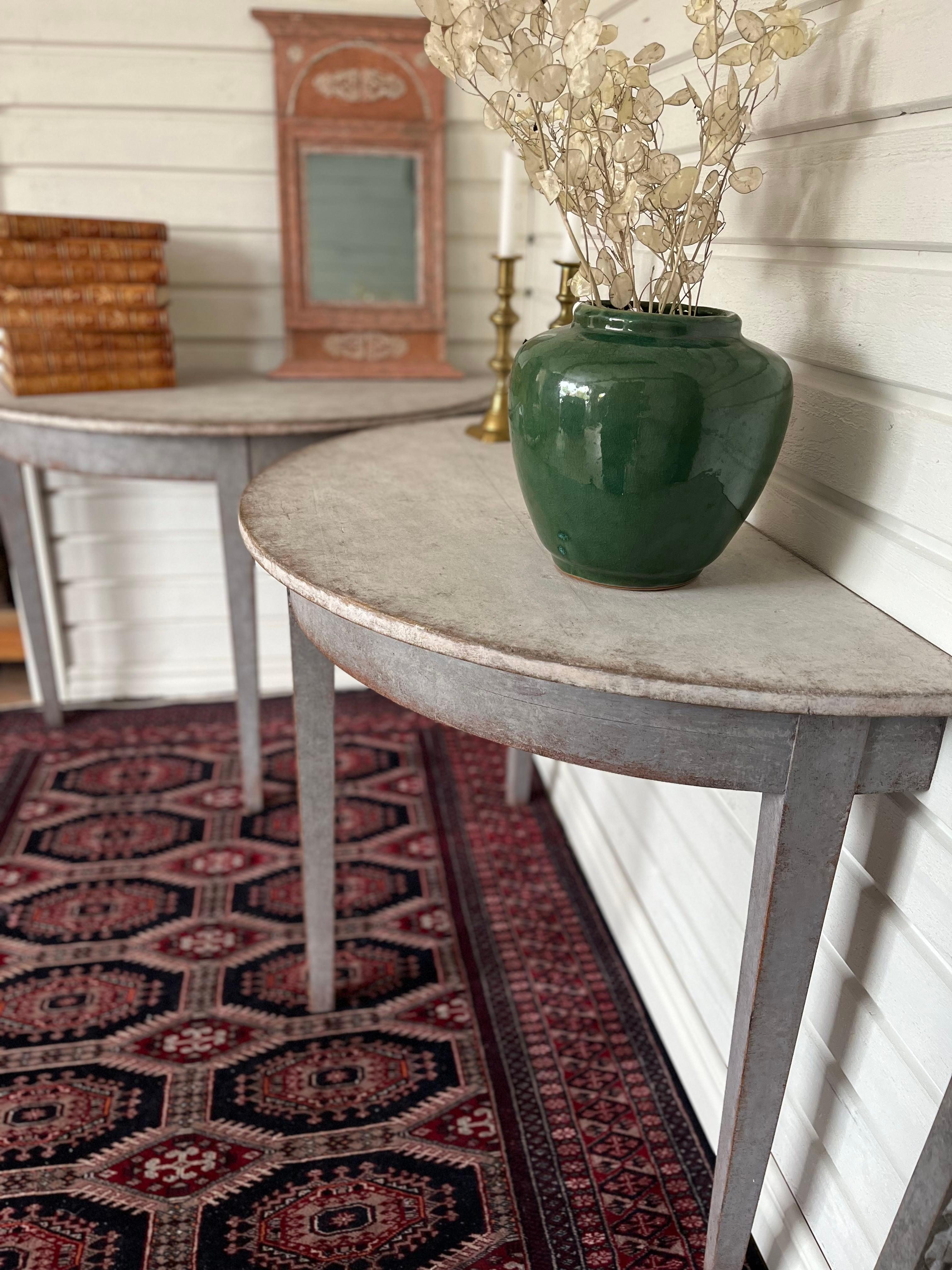 Pareja de Mesas Demilunas Suecas del Siglo XIX Estilo Gustaviano con Patas Cónicas en venta 3