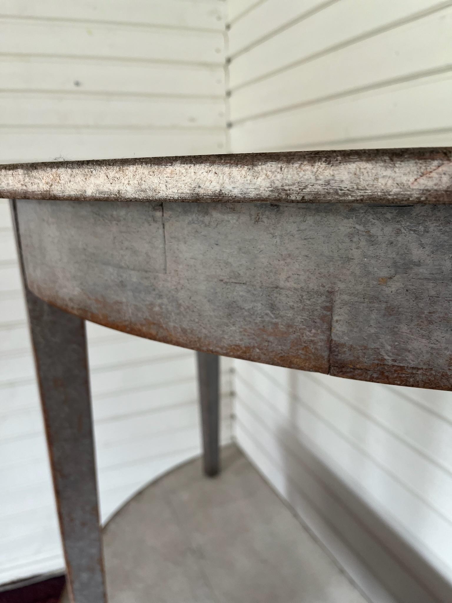 Pareja de Mesas Demilunas Suecas del Siglo XIX Estilo Gustaviano con Patas Cónicas en venta 4