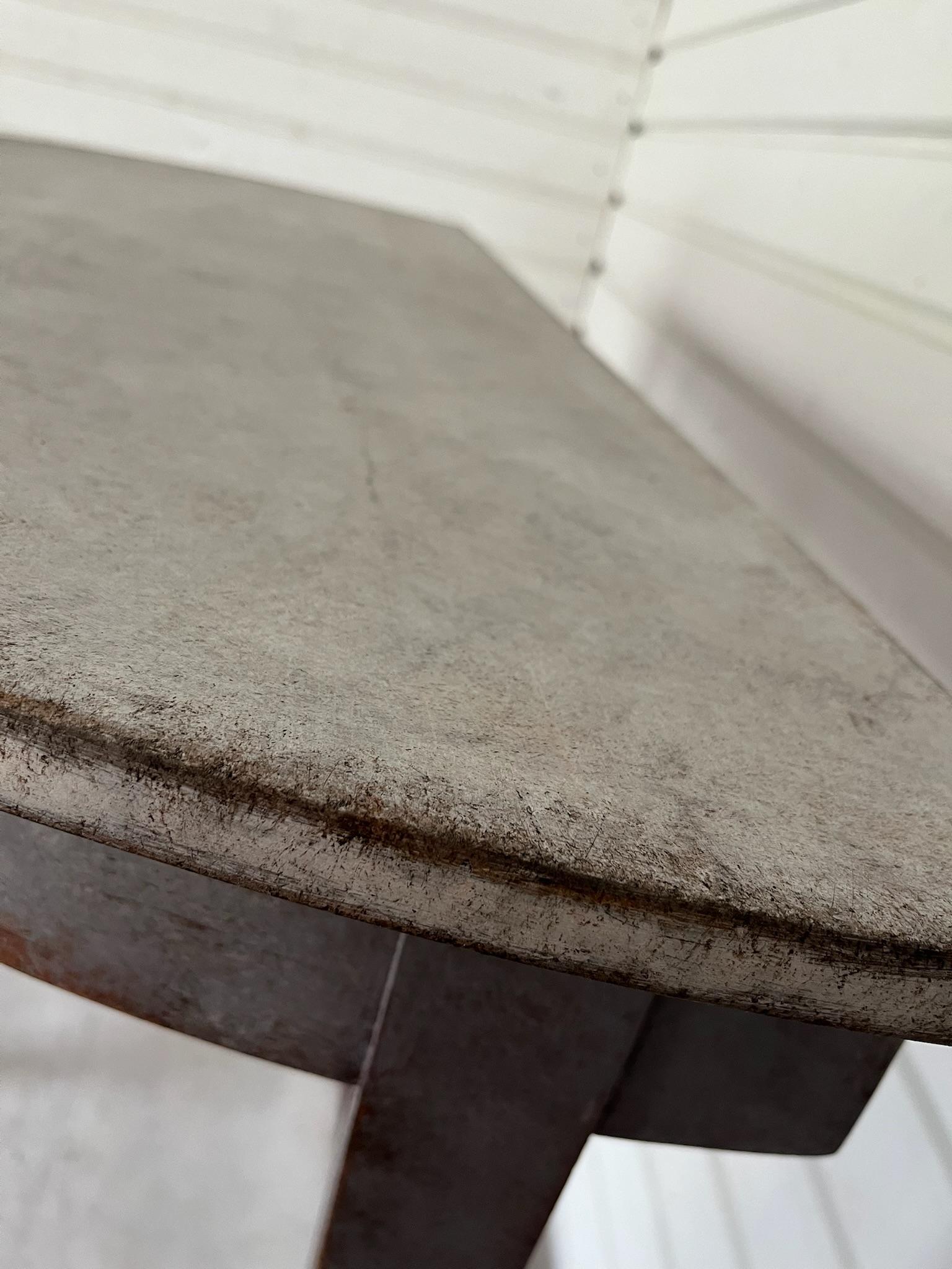 Pareja de Mesas Demilunas Suecas del Siglo XIX Estilo Gustaviano con Patas Cónicas en venta 5