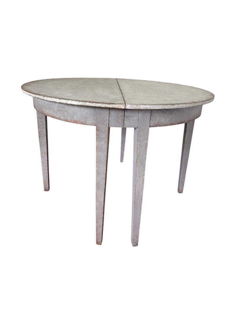 He aquí un hermoso par de mesas demilune suecas del siglo XIX, de estilo gustaviano. Estos demilunes pueden colocarse contra una pared para crear dos fantásticas mesas auxiliares o con los respaldos tocándose para hacer una mesa central. El color es