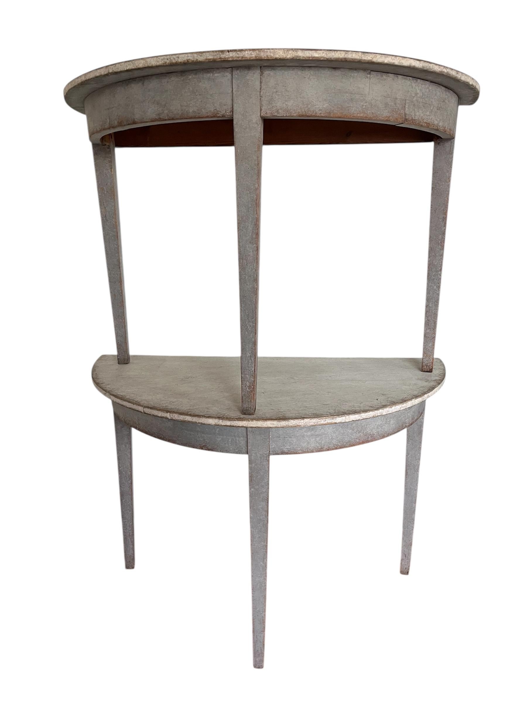 Pareja de Mesas Demilunas Suecas del Siglo XIX Estilo Gustaviano con Patas Cónicas Sueco en venta