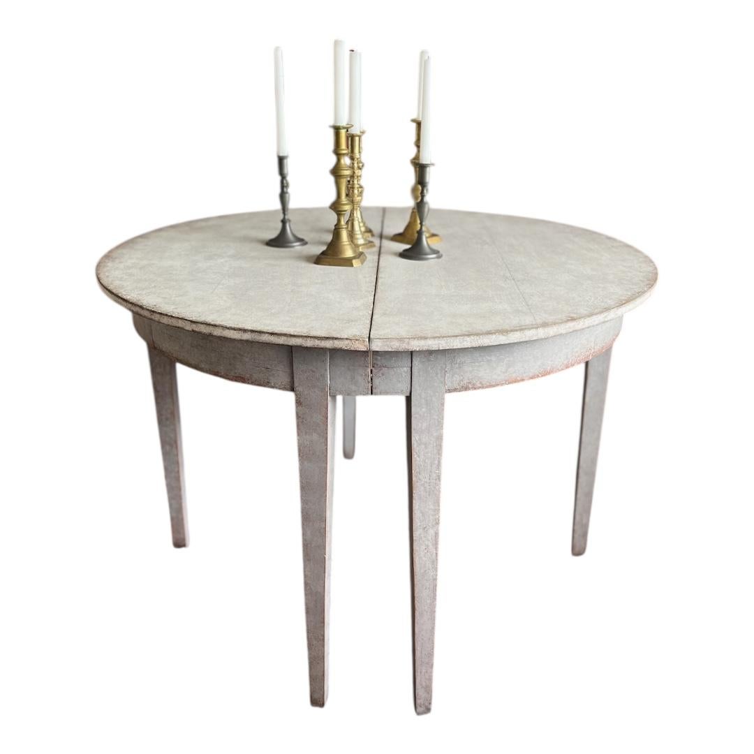 Pareja de Mesas Demilunas Suecas del Siglo XIX Estilo Gustaviano con Patas Cónicas Pintado en venta