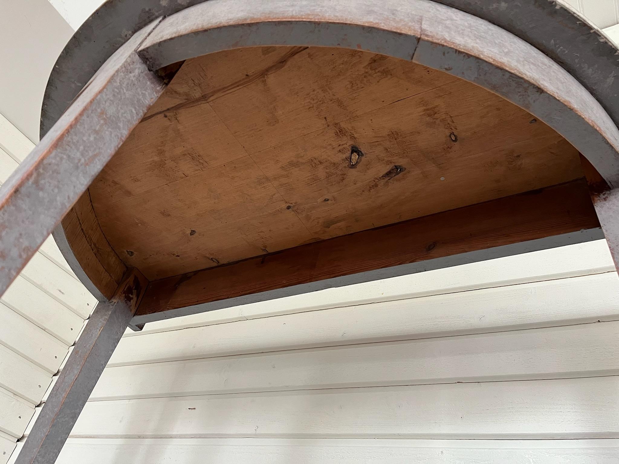 Pareja de Mesas Demilunas Suecas del Siglo XIX Estilo Gustaviano con Patas Cónicas en Bueno estado para la venta en Kvidinge, SE