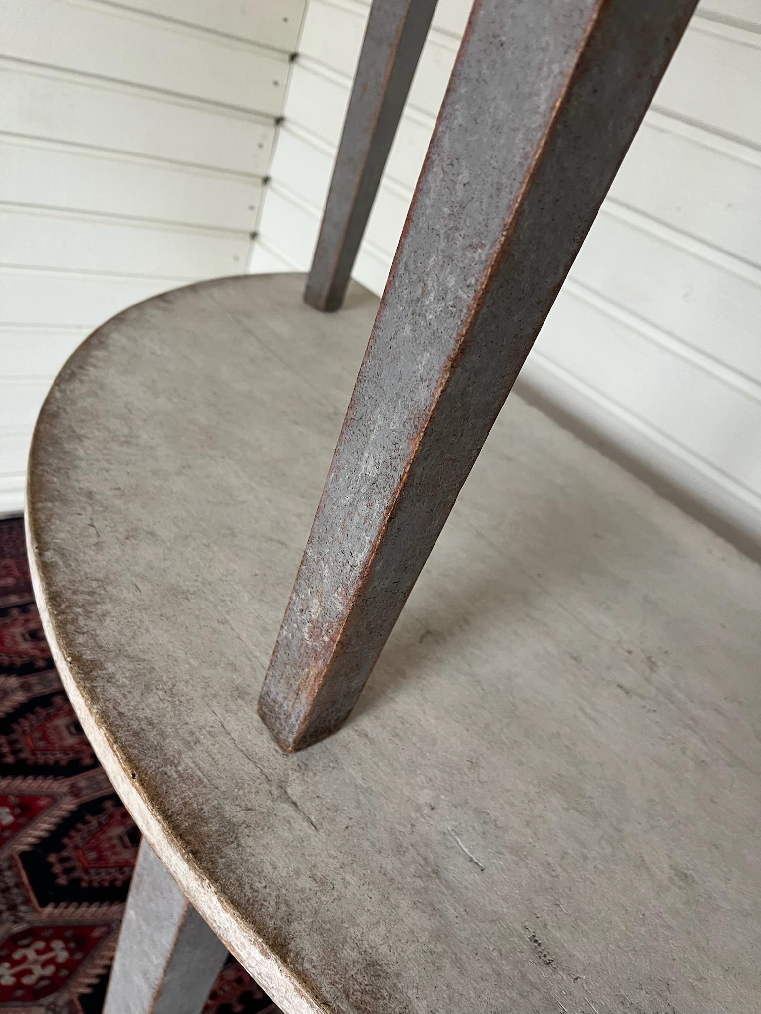 Pareja de Mesas Demilunas Suecas del Siglo XIX Estilo Gustaviano con Patas Cónicas siglo XIX en venta