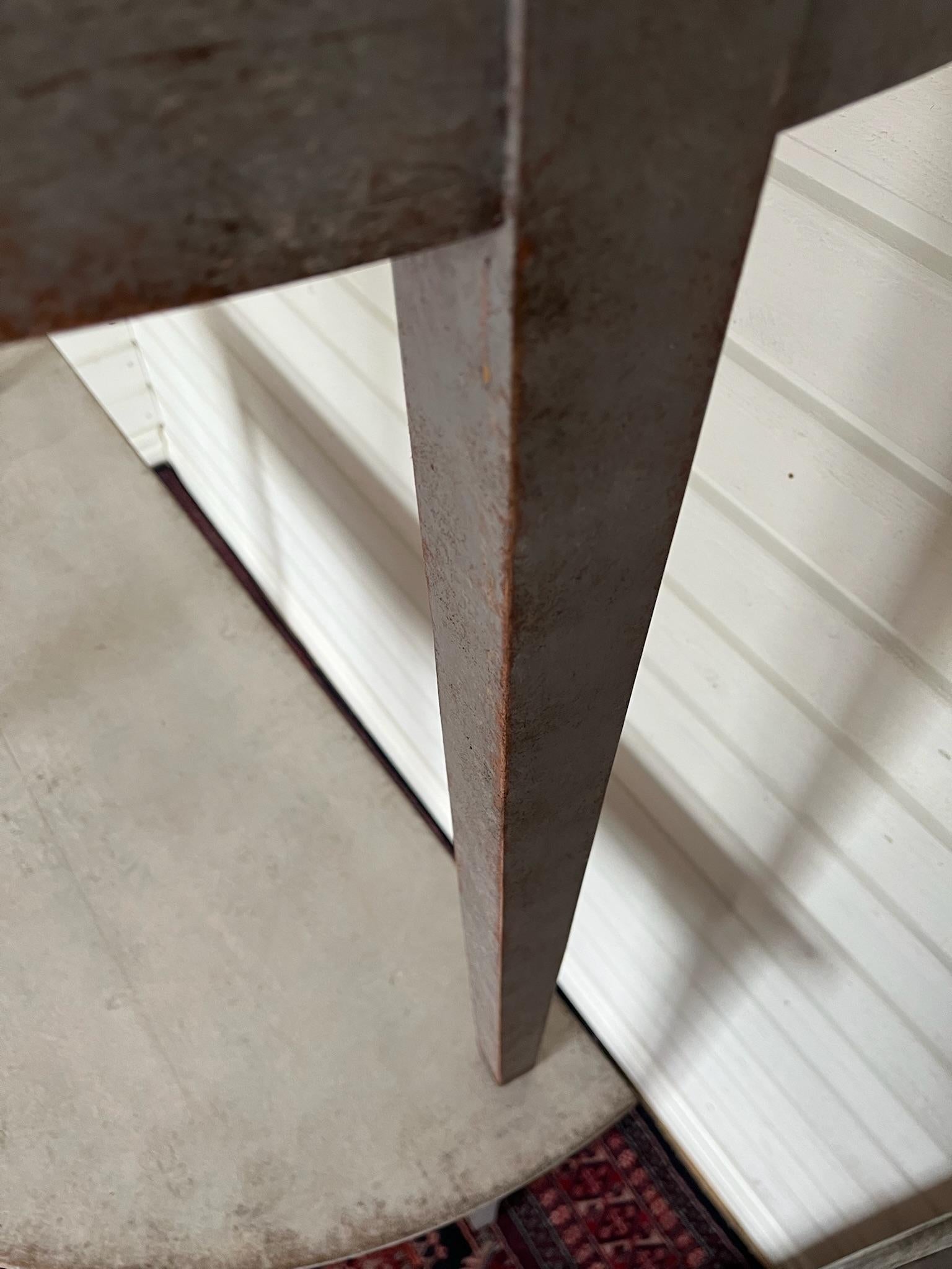 Pareja de Mesas Demilunas Suecas del Siglo XIX Estilo Gustaviano con Patas Cónicas Abedul en venta