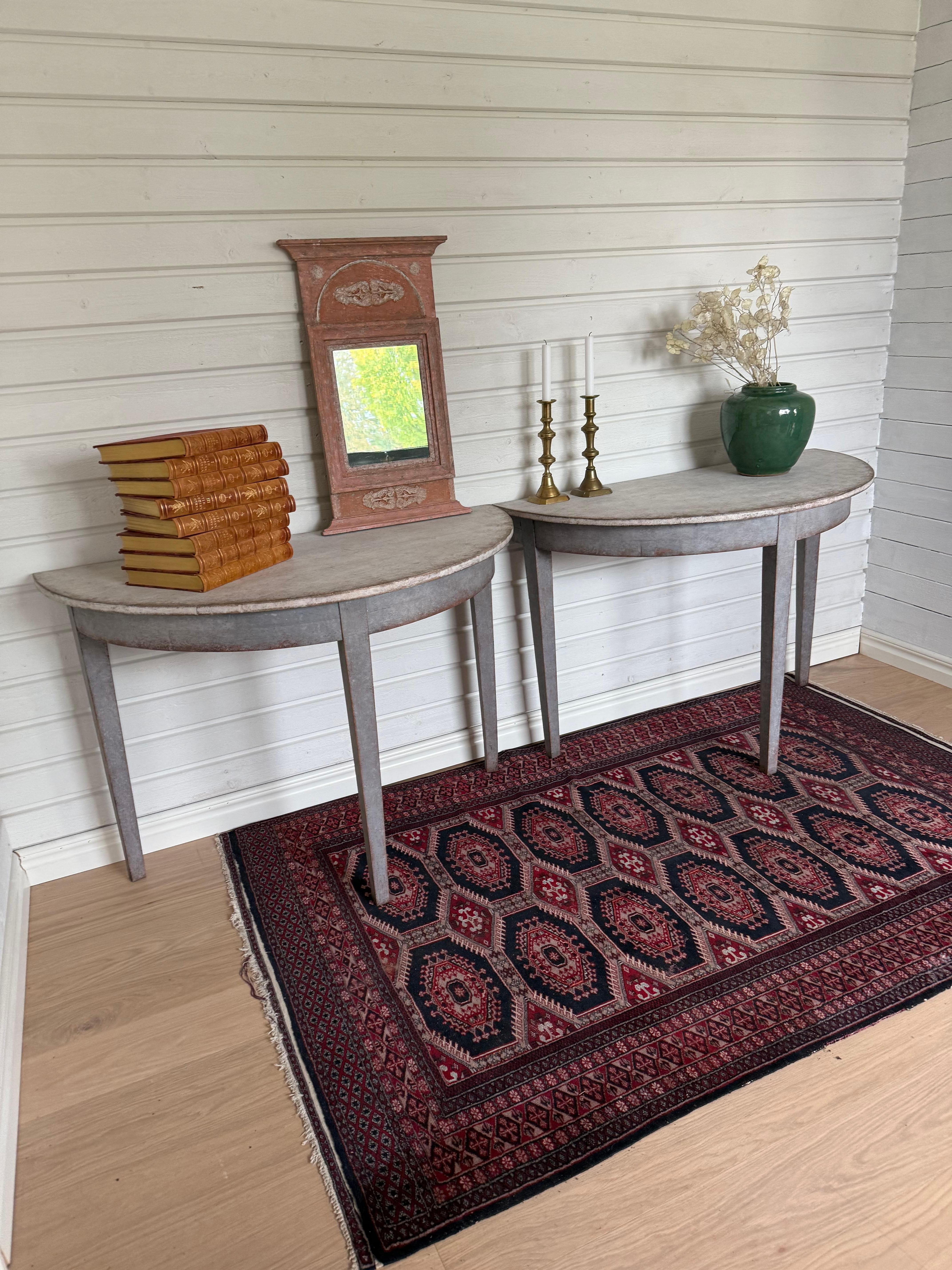 Pareja de Mesas Demilunas Suecas del Siglo XIX Estilo Gustaviano con Patas Cónicas en venta 1