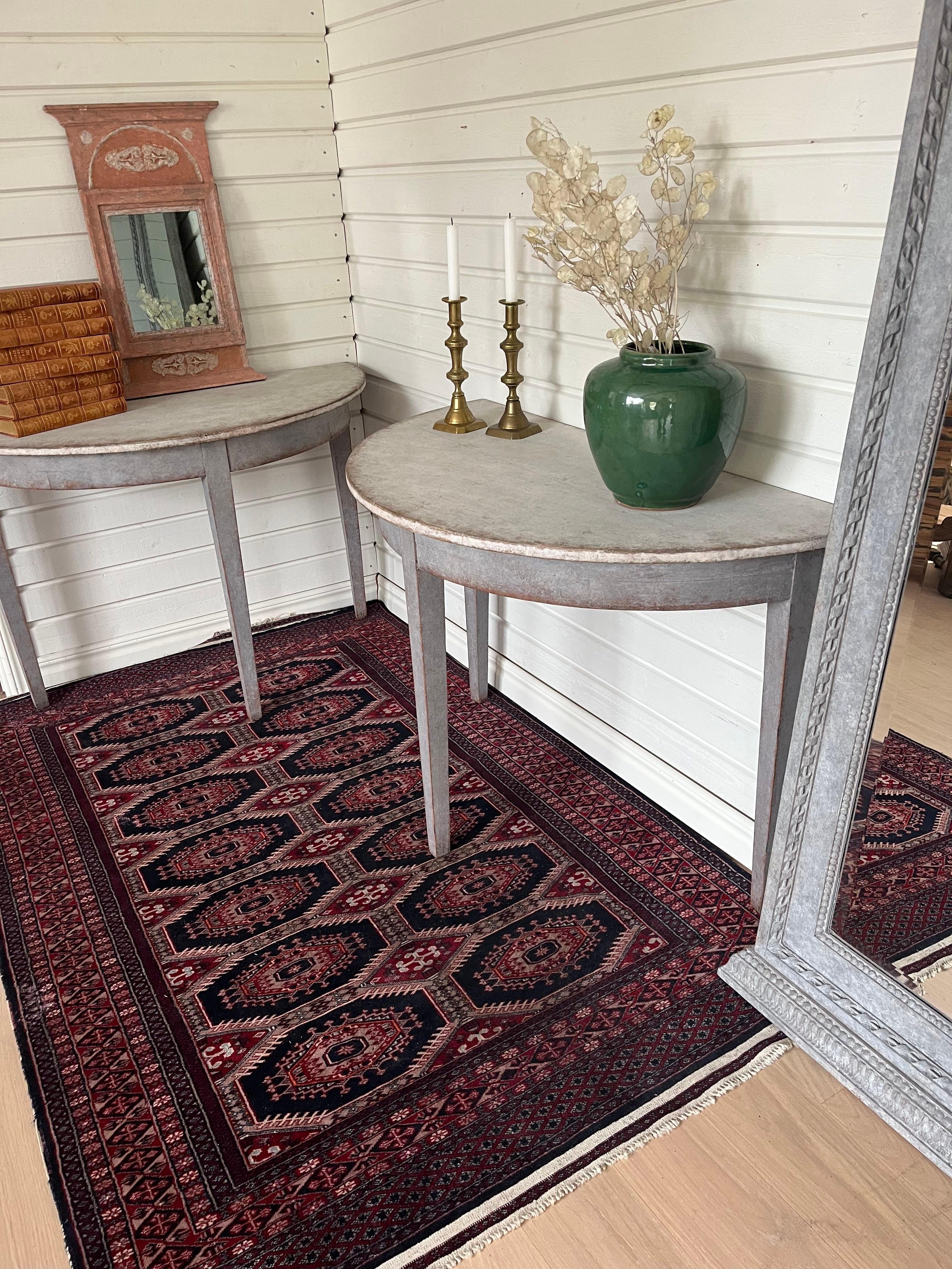 Pareja de Mesas Demilunas Suecas del Siglo XIX Estilo Gustaviano con Patas Cónicas en venta 2