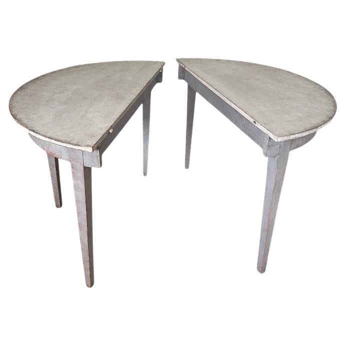 Pareja de Mesas Demilunas Suecas del Siglo XIX Estilo Gustaviano con Patas Cónicas en venta