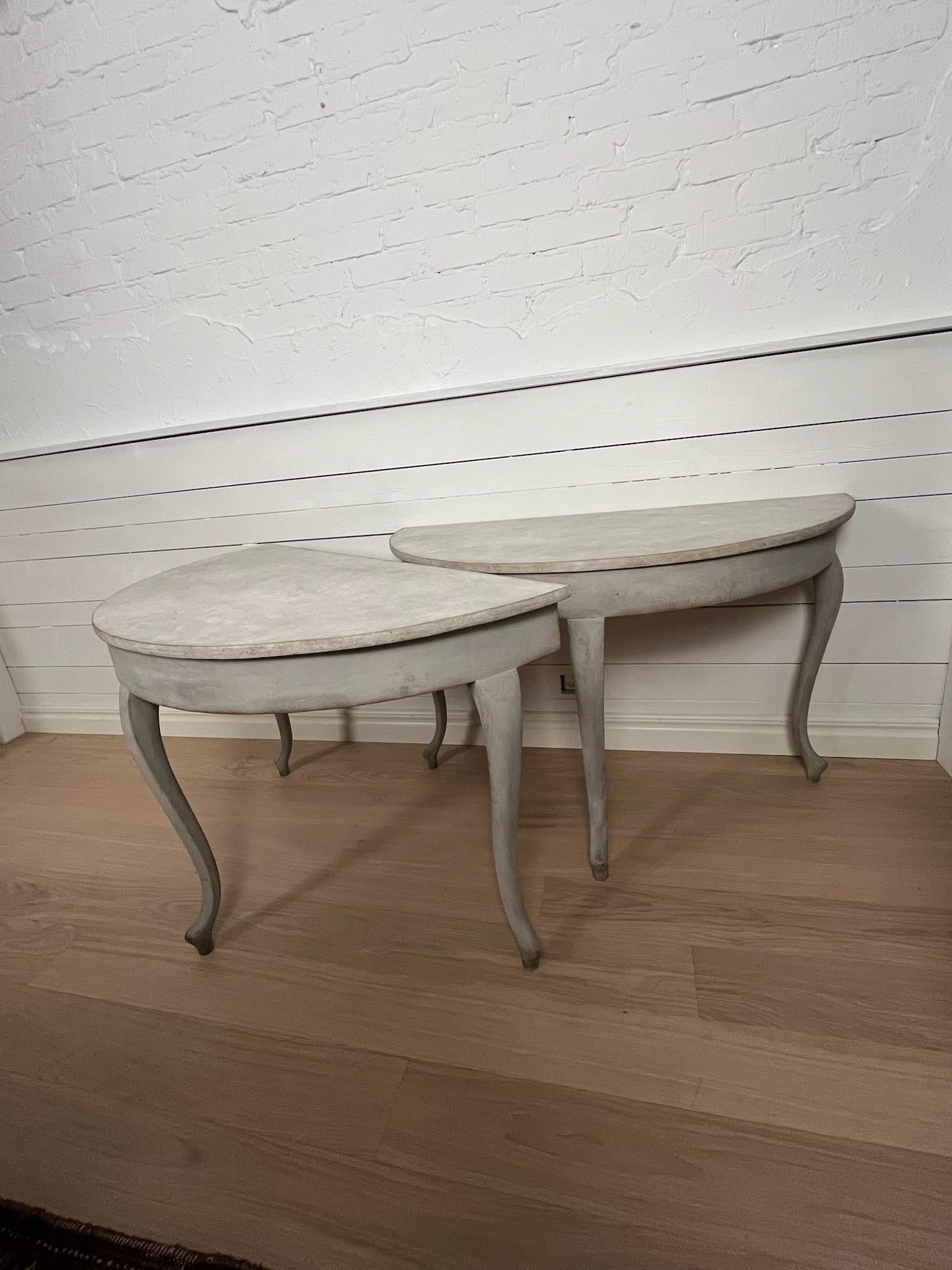 Ein Paar schwedische Konsolentische aus bemaltem Holz im Rokokostil mit Cabriole-Beinen
Hergestellt aus massivem Kiefernholz in Schweden im 19.

Bemalt in einem schönen Grau/Weiß-Ton mit der Patina der Zeit und der Abnutzung für ein authentisches