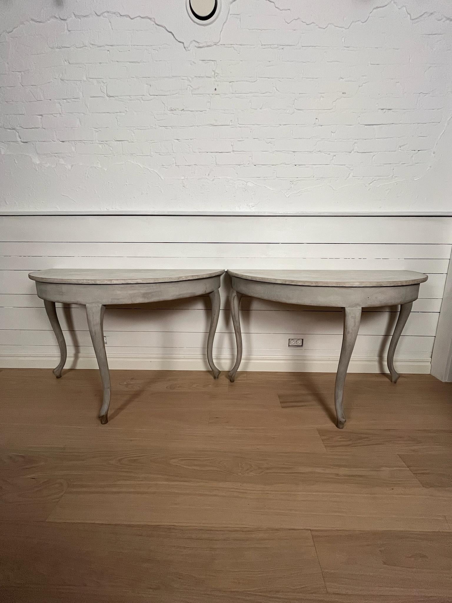 Schwedische Demilunentische des 19. Jahrhunderts, Rokoko-Stil, Paar im Zustand „Gut“ im Angebot in Kvidinge, SE