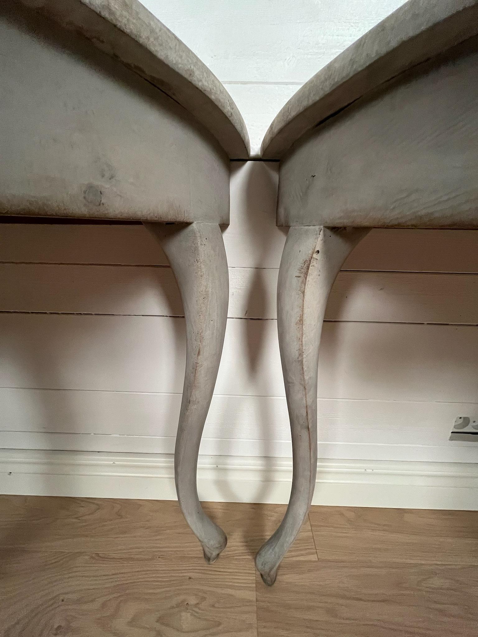 Schwedische Demilunentische des 19. Jahrhunderts, Rokoko-Stil, Paar (Kiefernholz) im Angebot