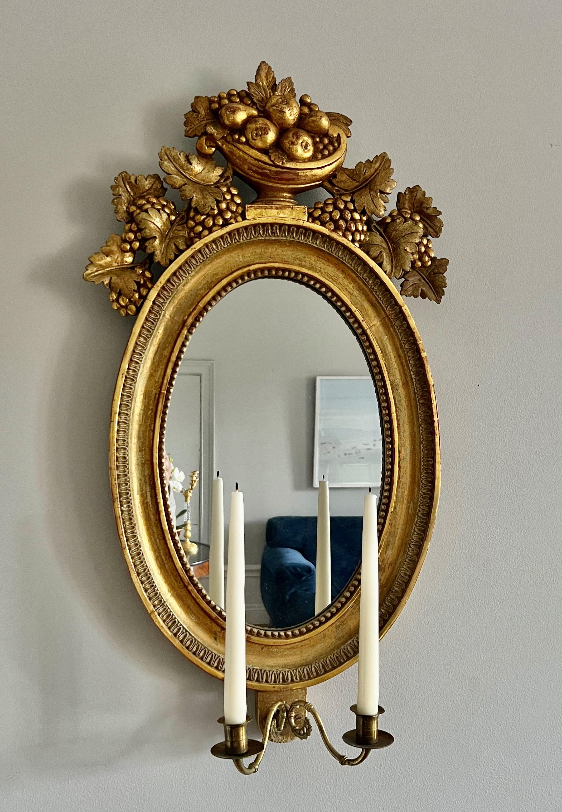 Pair of 19th Century Swedish Mirrored Wall Sconces In Carved Gilt Wood In Good Condition In Stockholm, SE