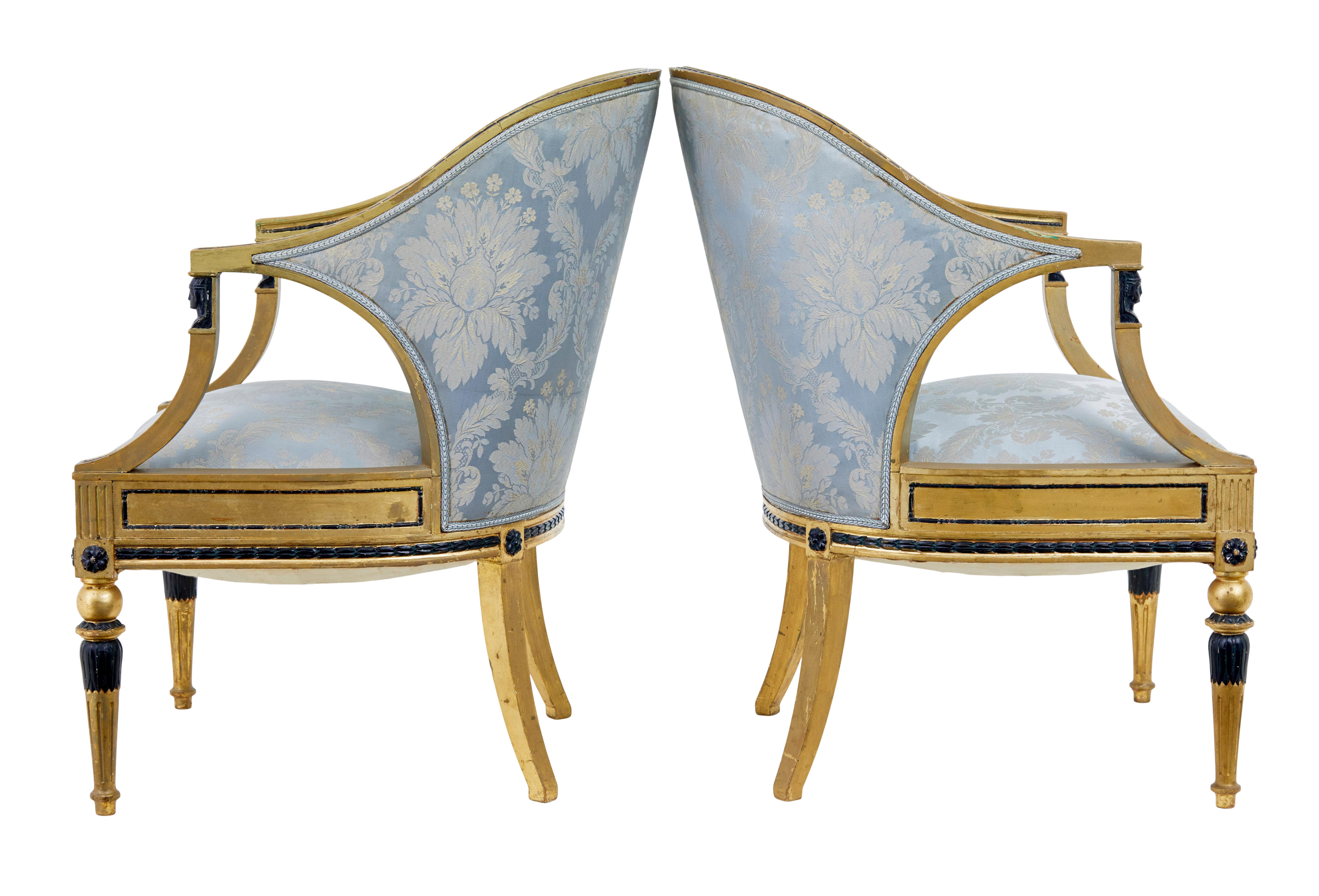 Paire de fauteuils dorés gothenburg du 19ème siècle vers 1870.

Paire de fauteuils suédois en vermeil de Göteborg, vers 1870. Dos en forme de pantoufle, les accoudoirs en forme sont soutenus par des montures ébonisées d'influence égyptienne. Des