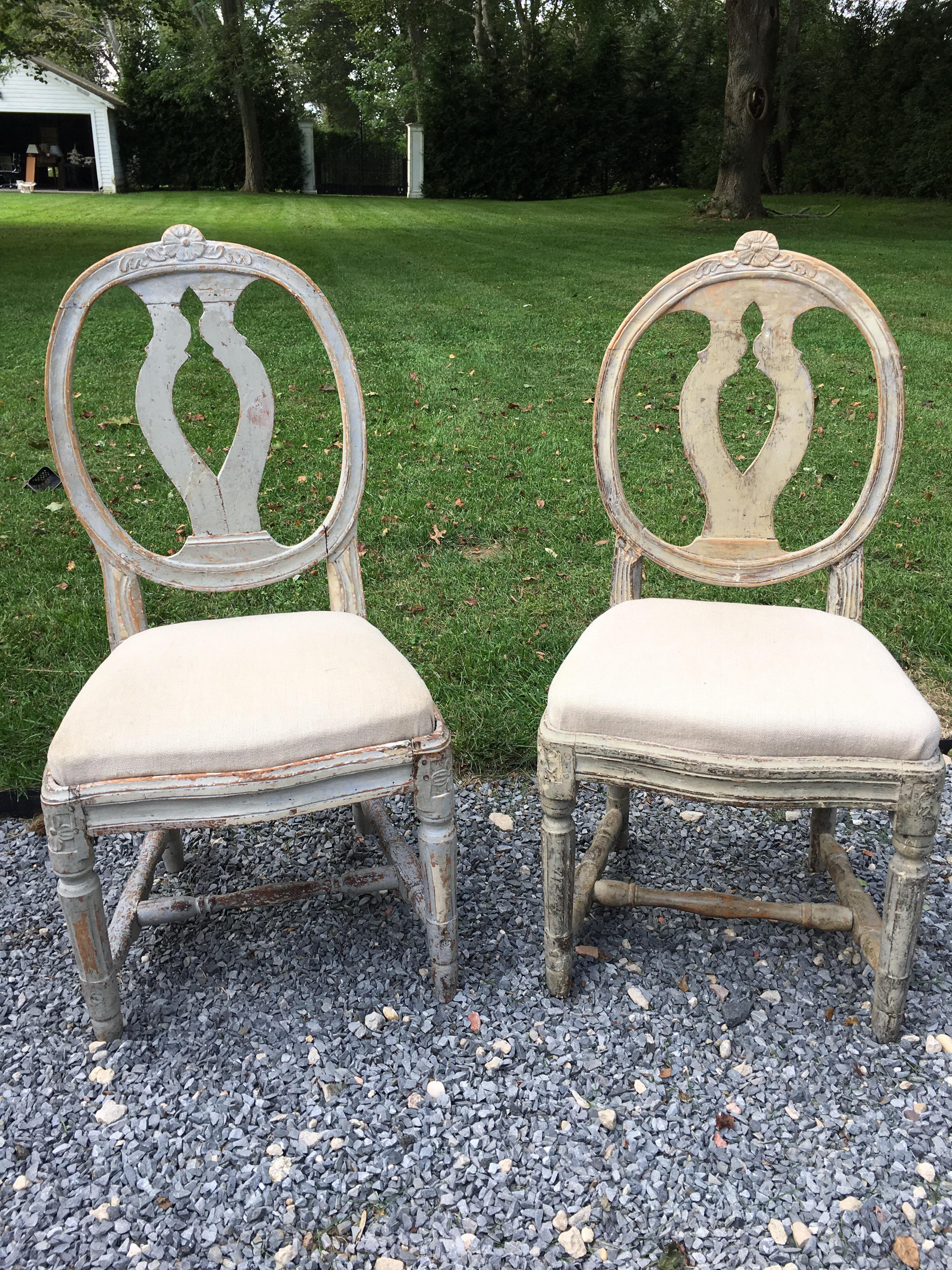 Pair of 19th century Swedish Gustavian chairs.

Linen upholstered seats.
 
