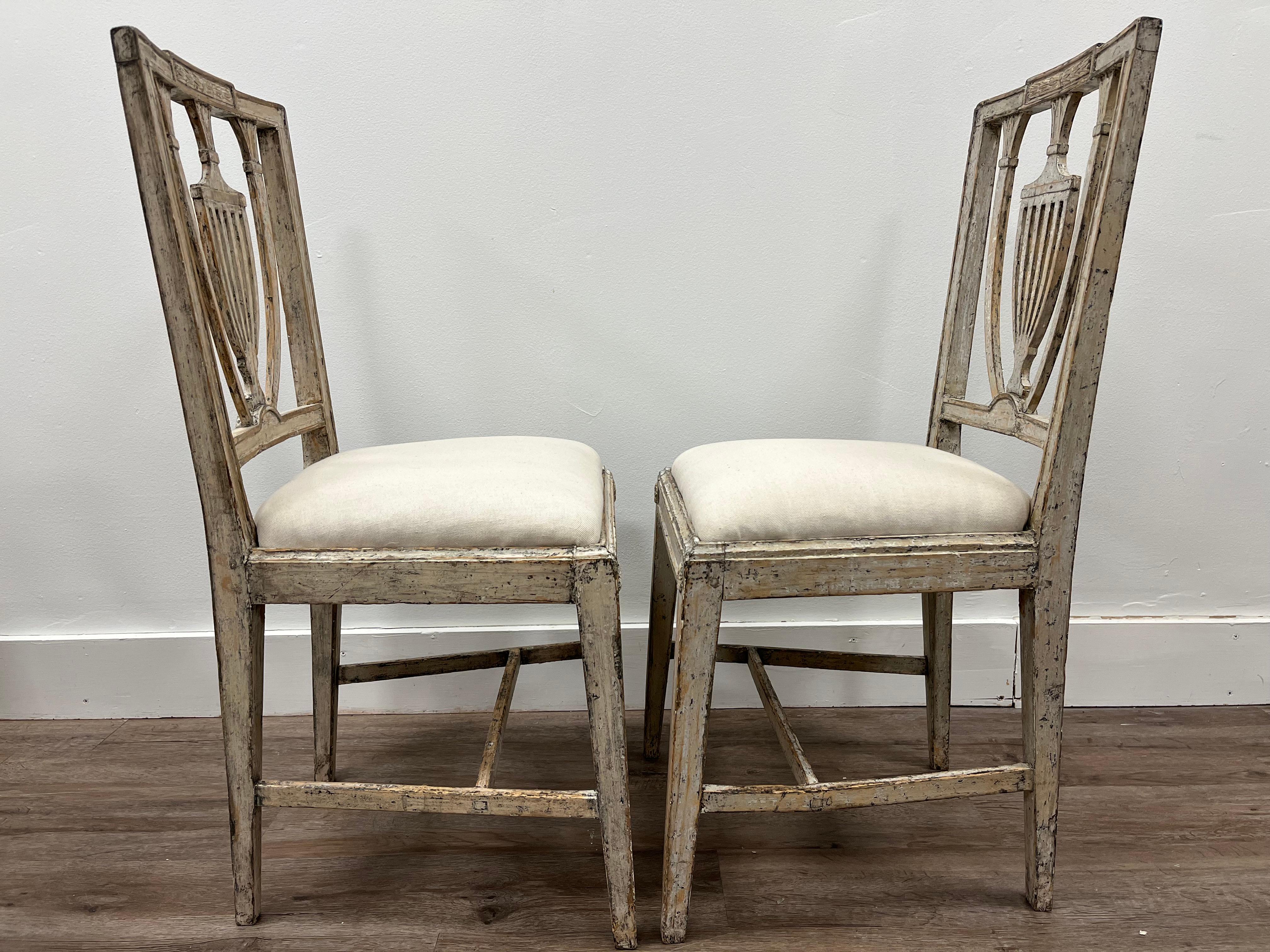 Hand-Carved Pair of 19th Century Swedish Gustavian Chairs For Sale