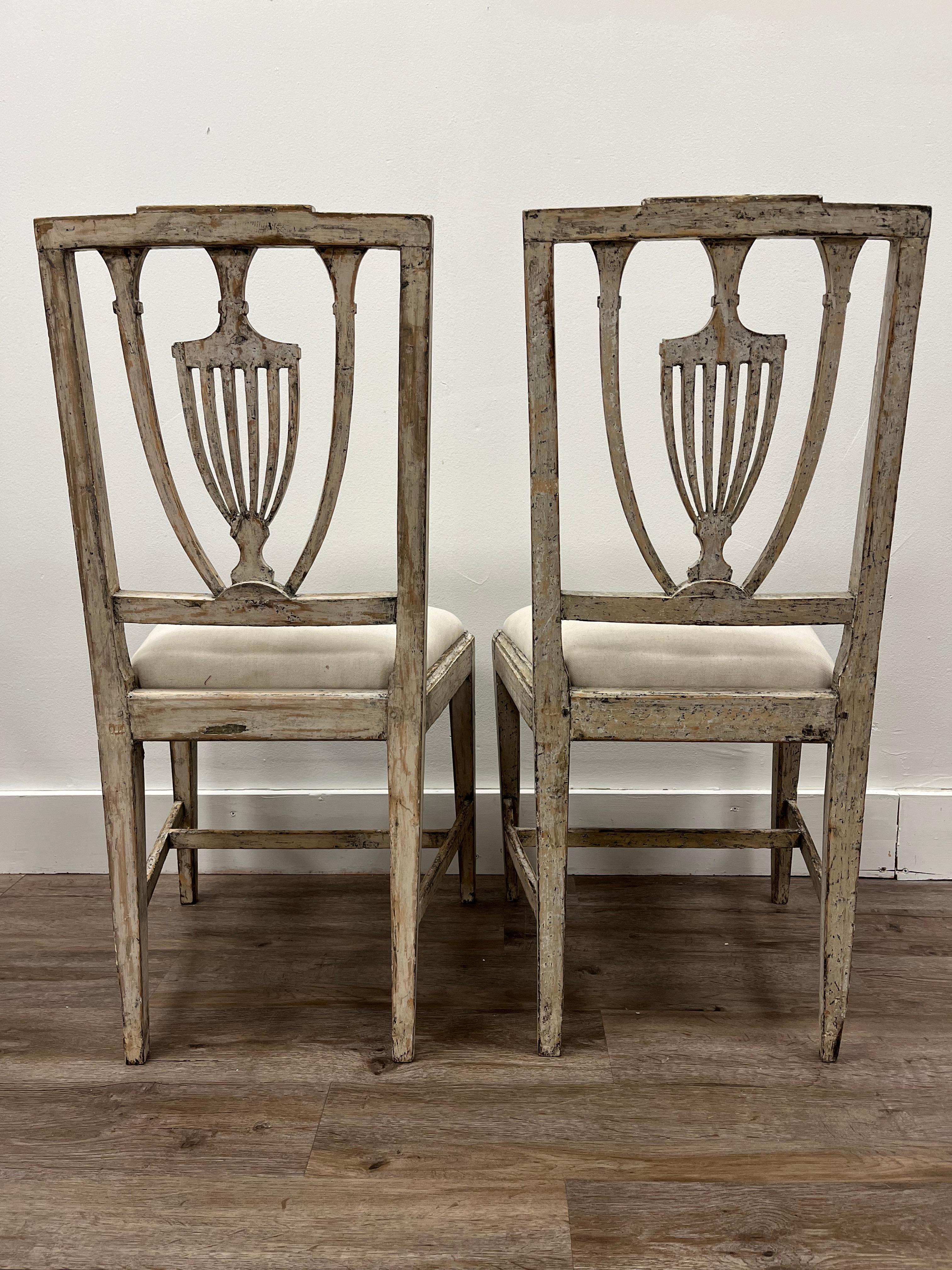 Schwedische gustavianische Stühle des 19. Jahrhunderts, Paar (Handgeschnitzt) im Angebot