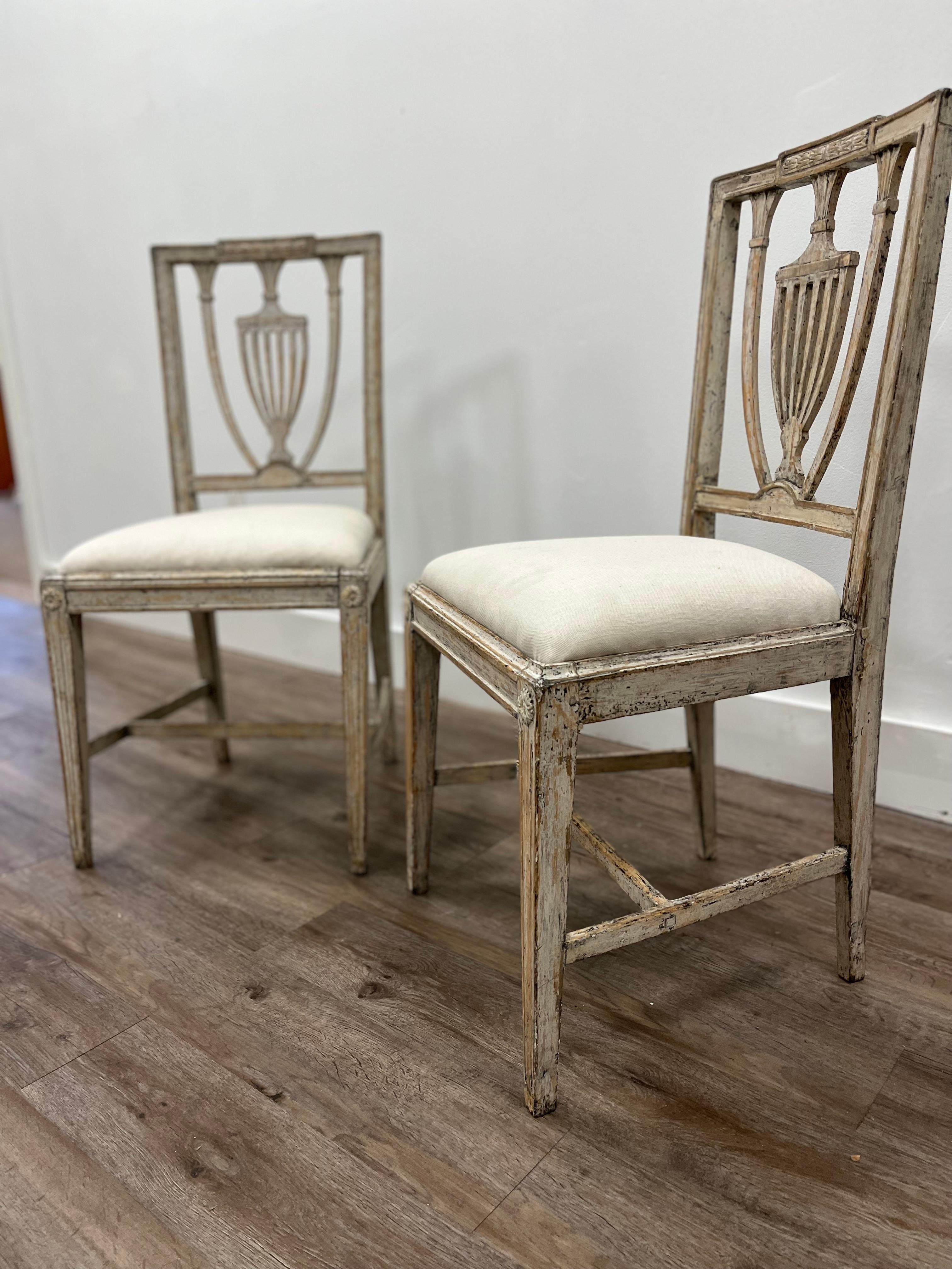 Linen Pair of 19th Century Swedish Gustavian Chairs For Sale