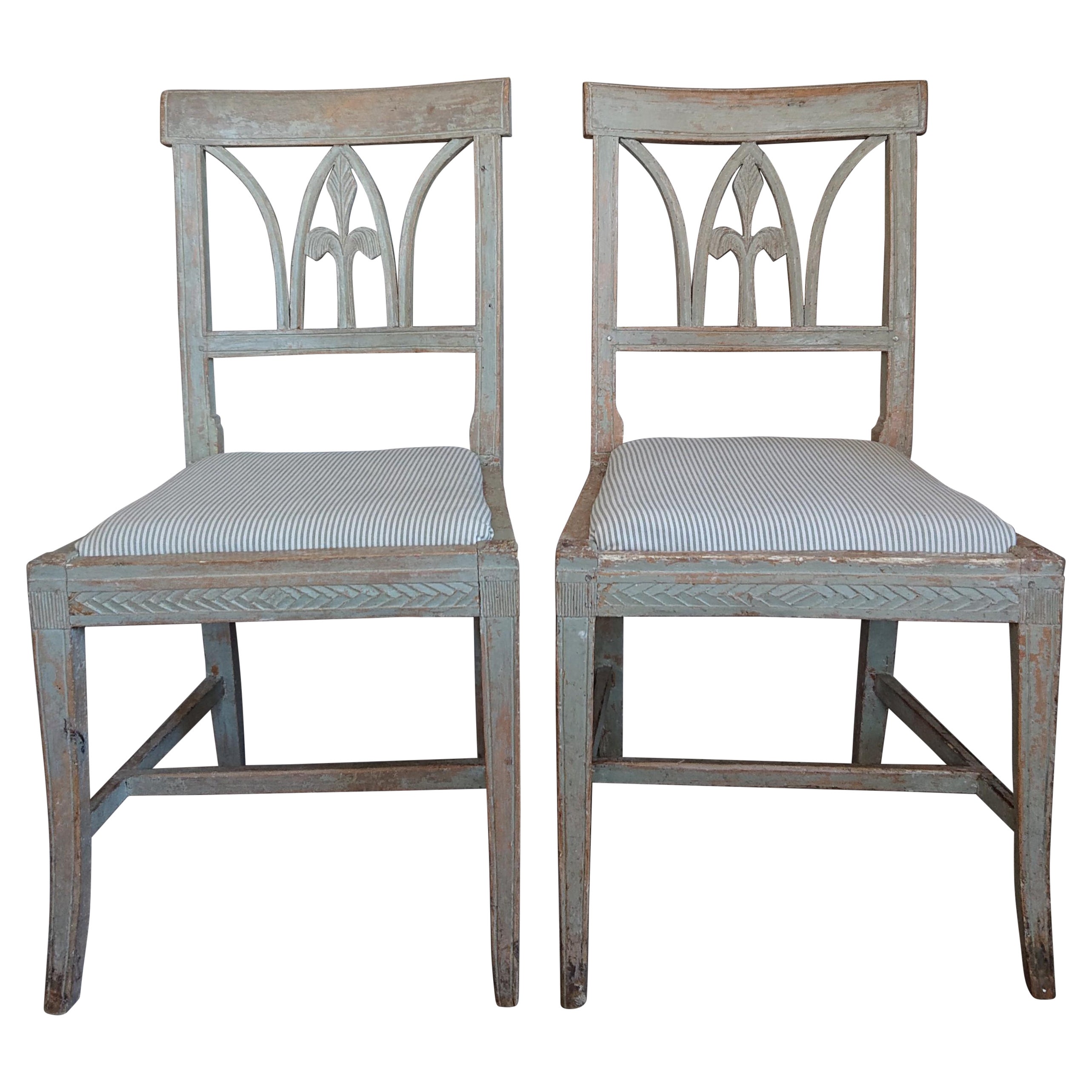 Paire de chaises gustaviennes suédoises du 19ème siècle avec peinture d'origine