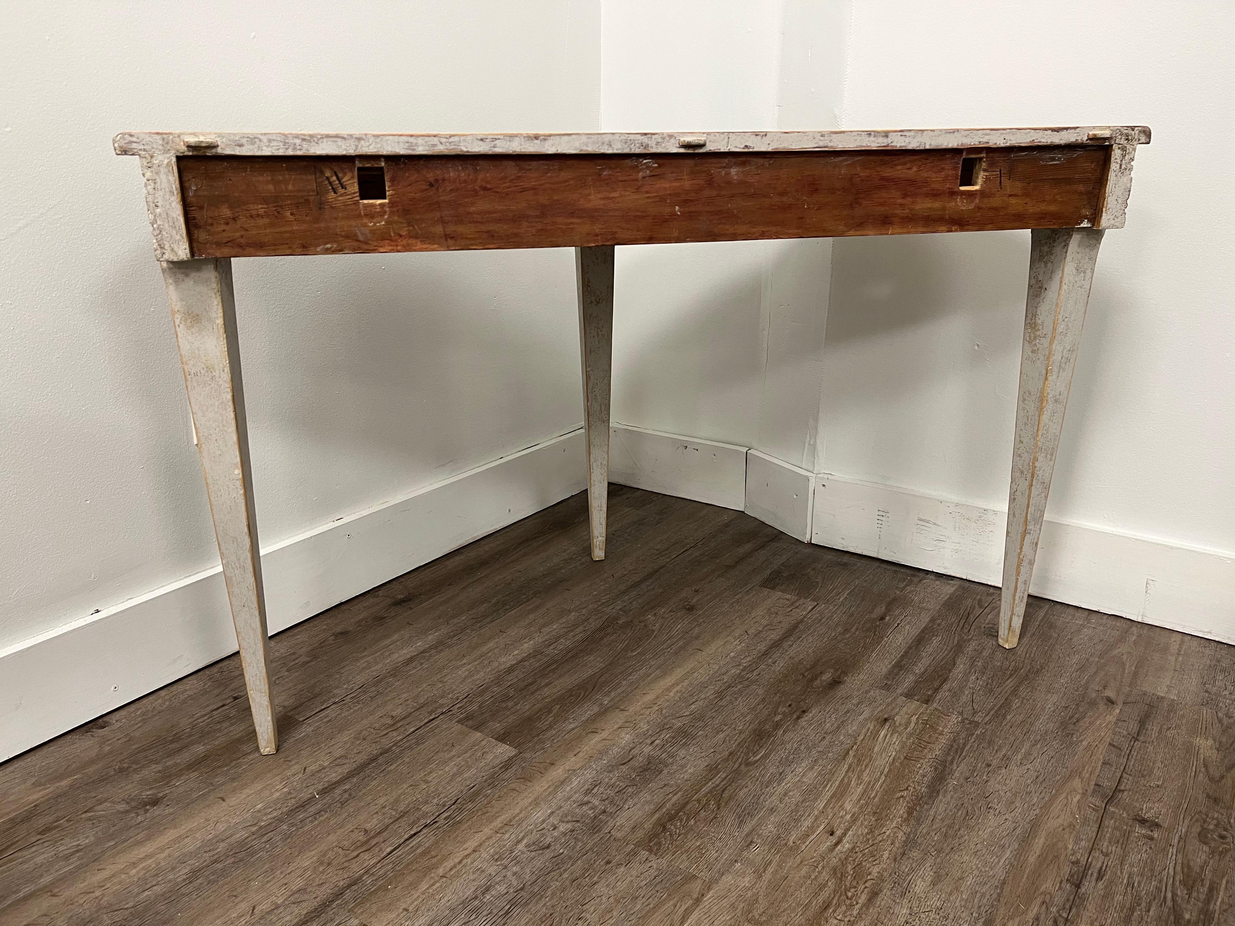 Paire de tables Demilune suédoises de style gustavien du 19e siècle en vente 3
