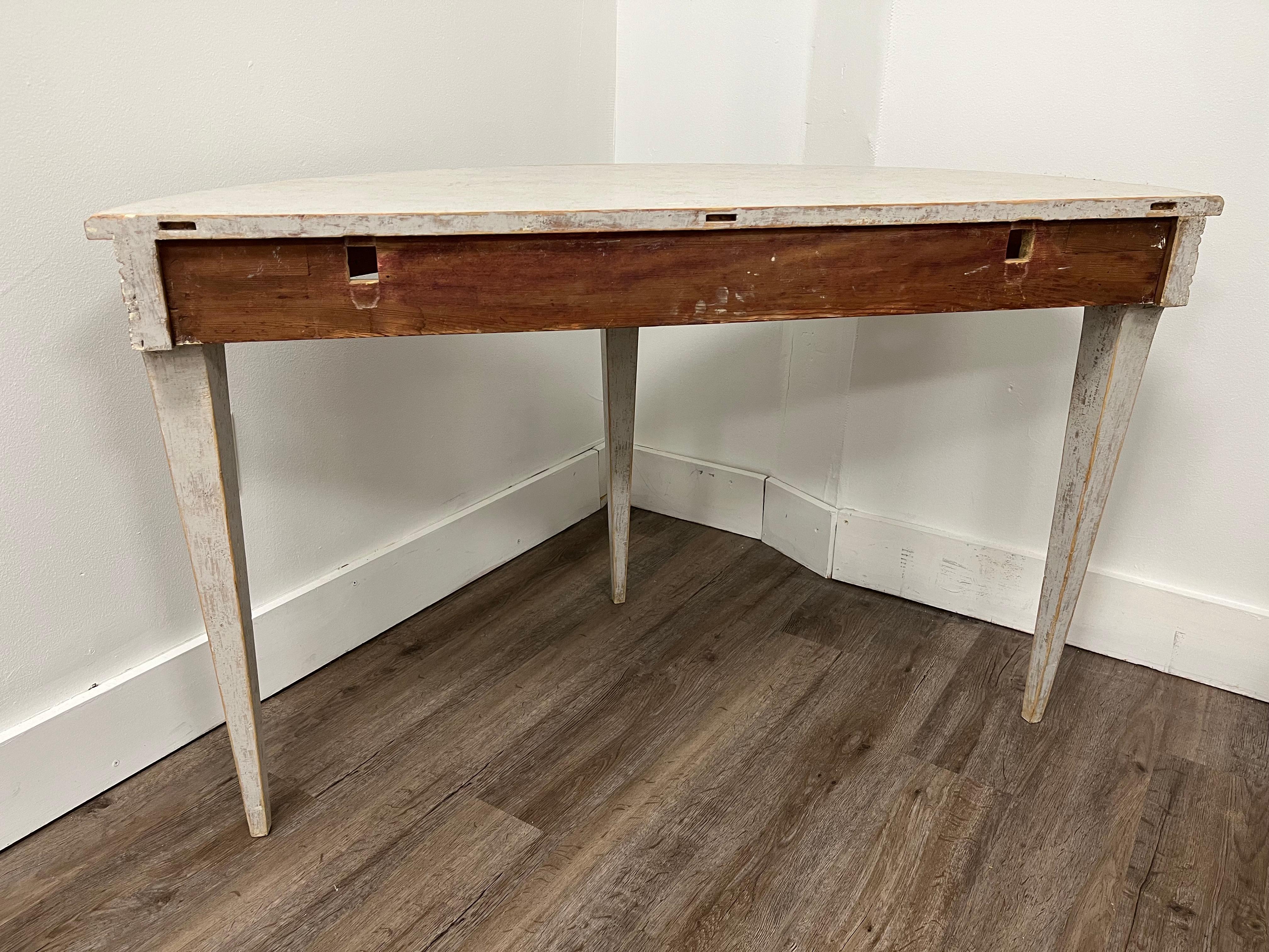 Paire de tables Demilune suédoises de style gustavien du 19e siècle en vente 4