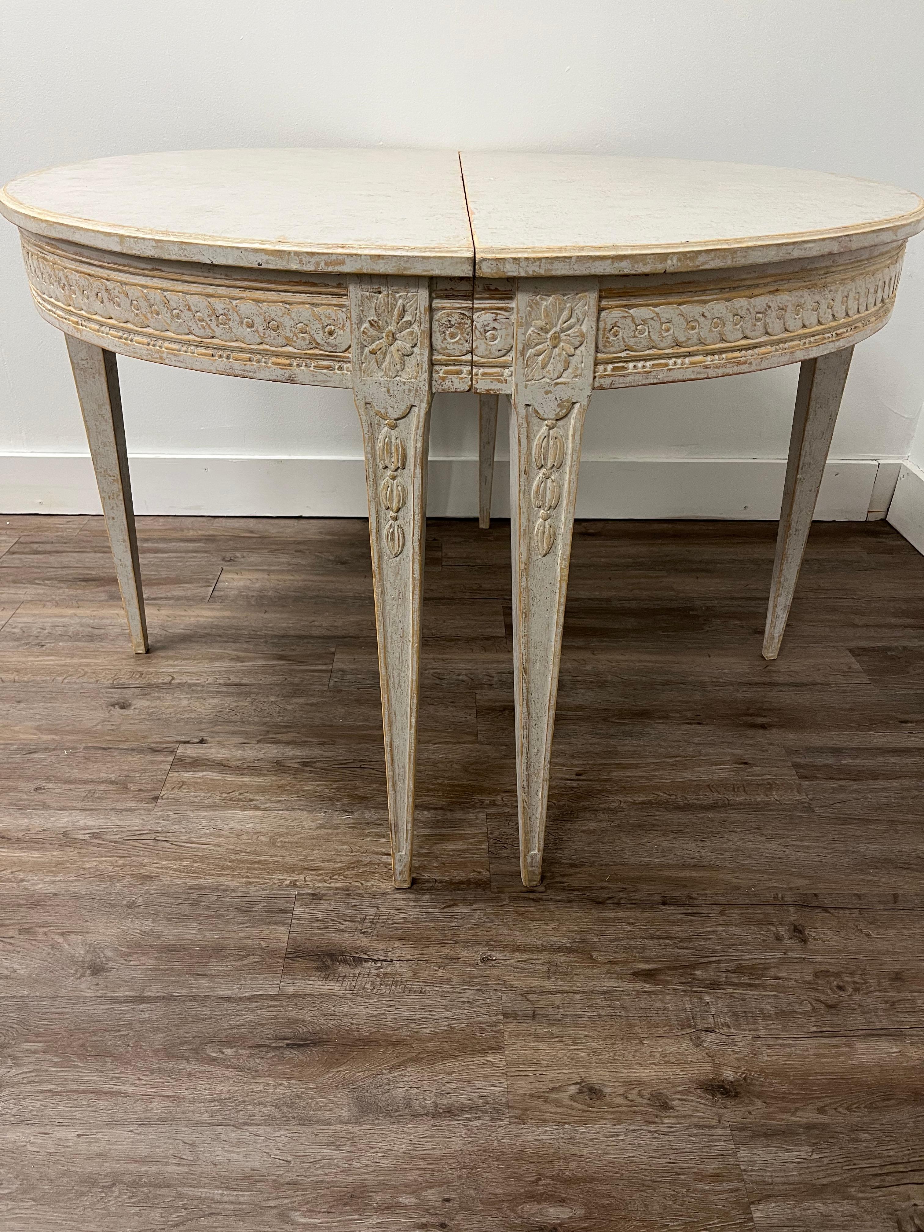 Sculpté à la main Paire de tables Demilune suédoises de style gustavien du 19e siècle en vente
