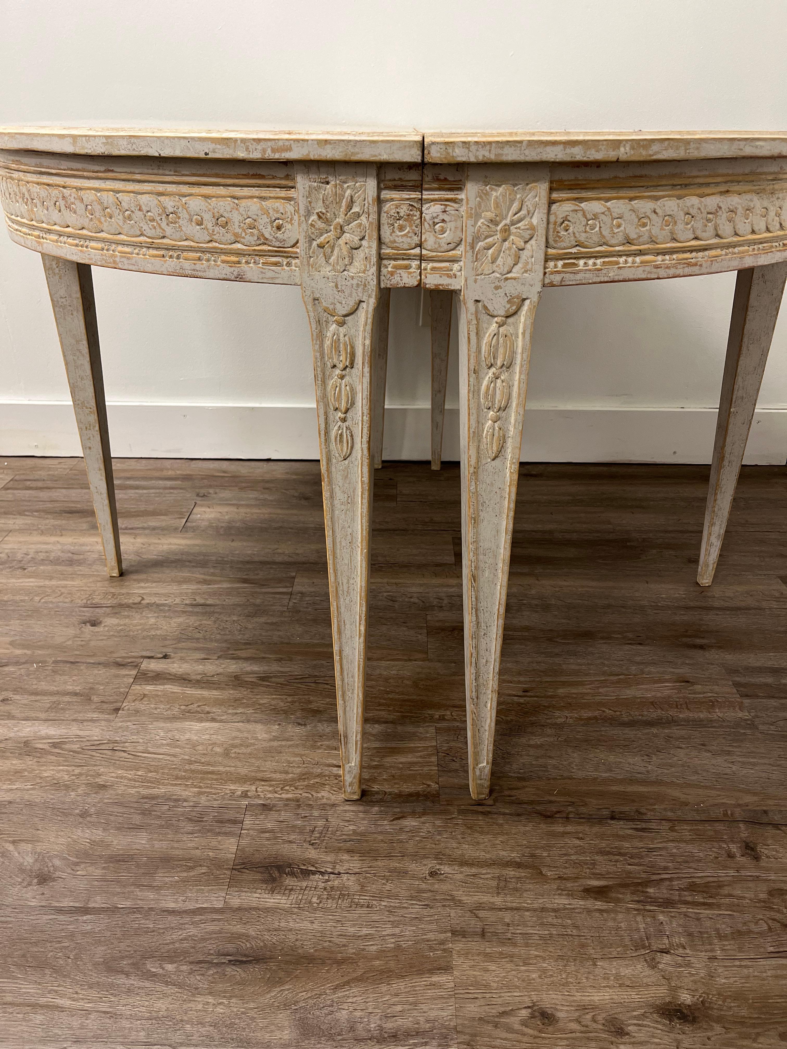 Paire de tables Demilune suédoises de style gustavien du 19e siècle Bon état - En vente à Huntington, NY