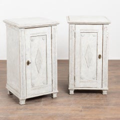 Paar schwedische gustavianische weiß gestrichene Schränke des 19. Jahrhunderts Nachttische