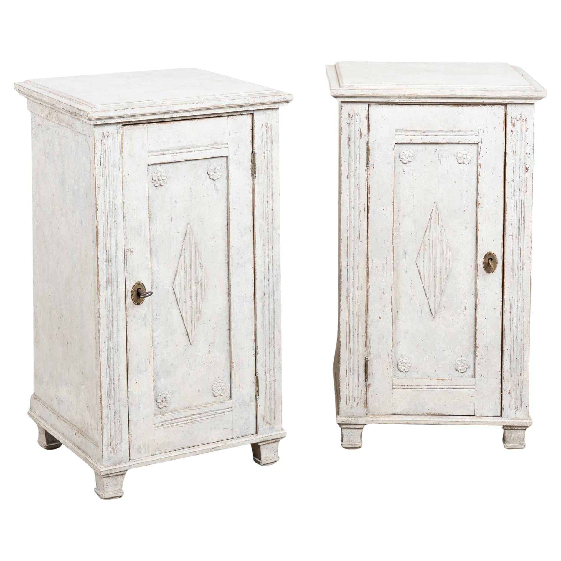 Coppia di comodini svedesi Gustavi dipinti di bianco del XIX secolo in vendita