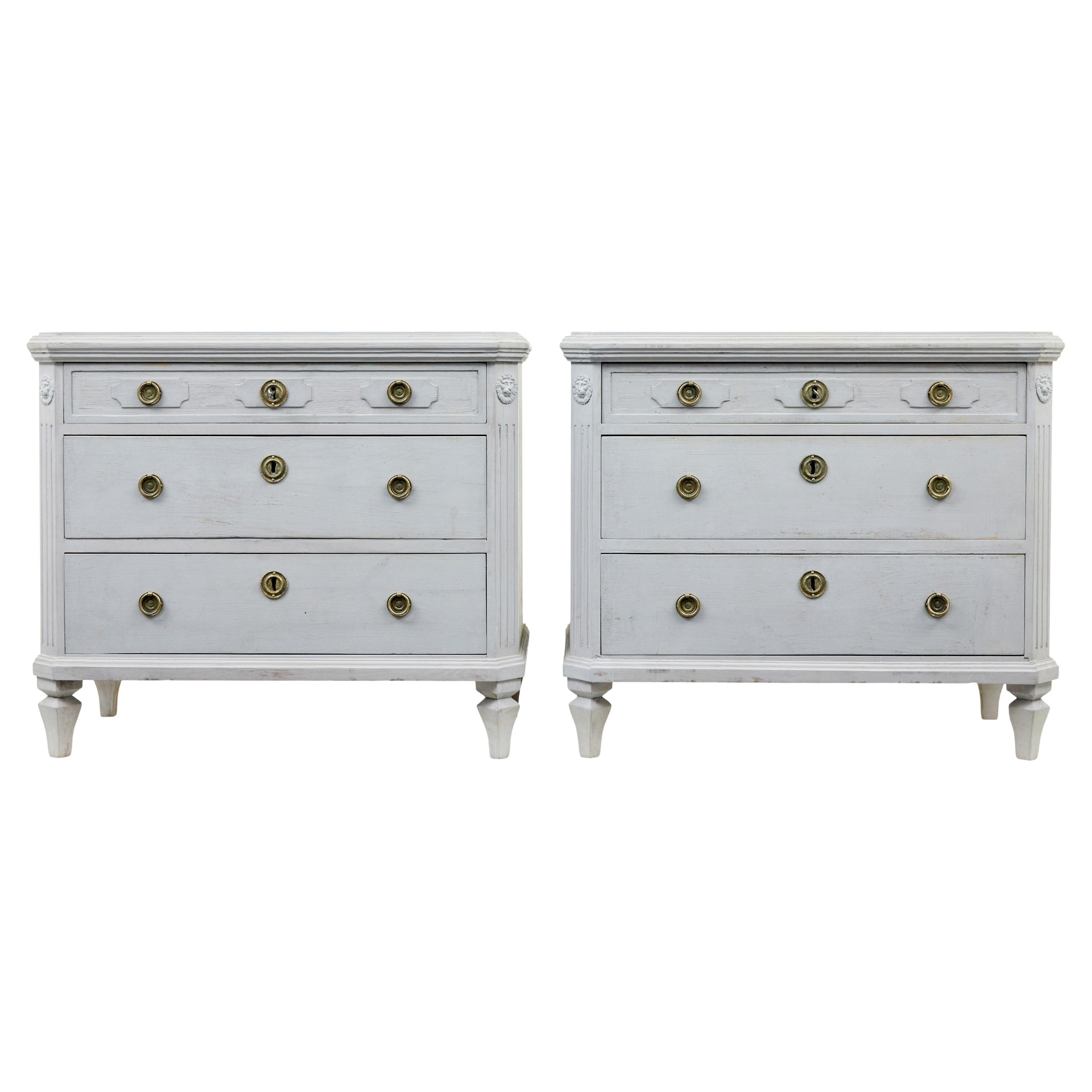 Paire de commodes suédoises du 19e siècle peintes à la main en vente