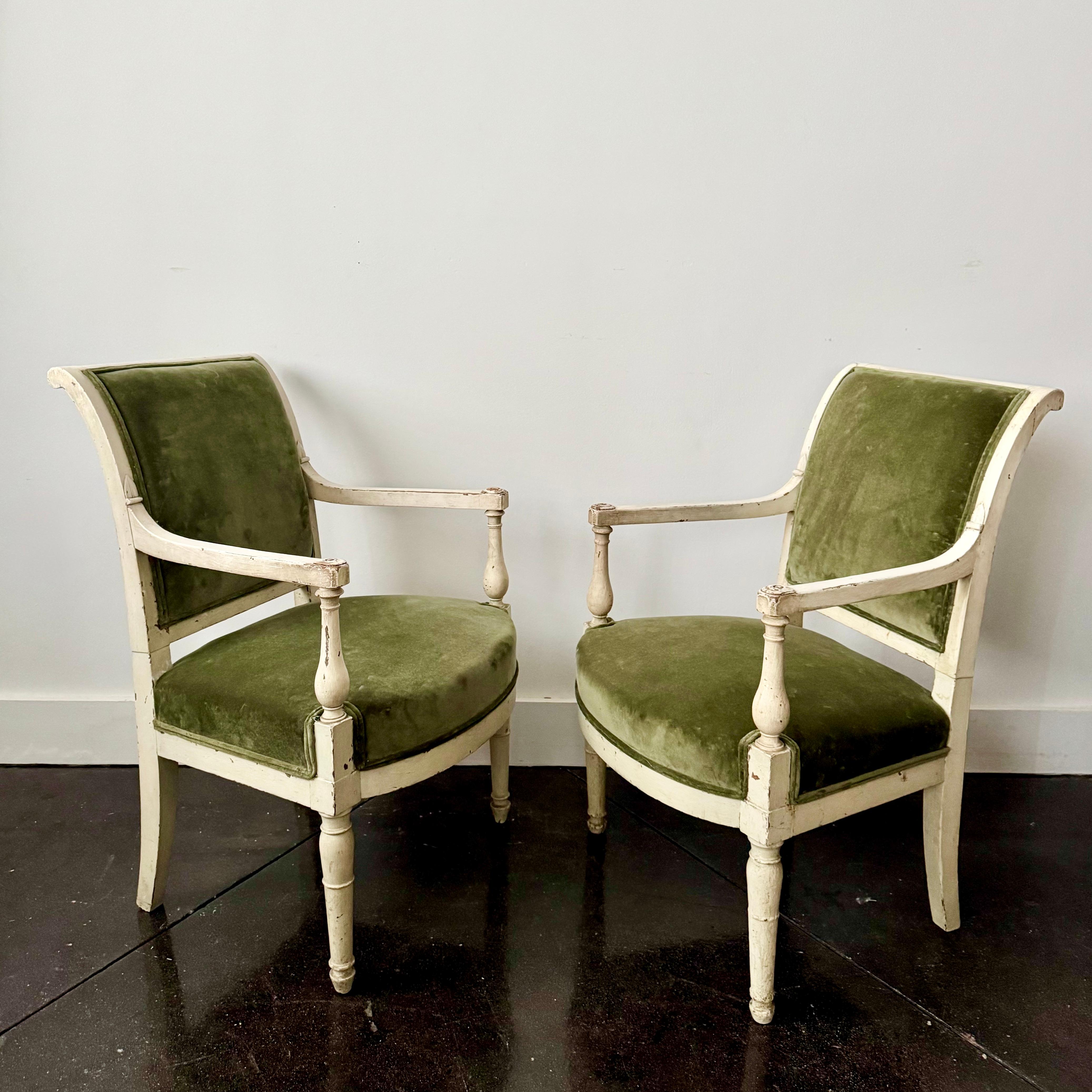 Una bella coppia di poltrone neoclassiche svedesi del XIX secolo dalla forma semplice ed elegante, con intagli minimi e rivestite in velluto verde.
Altezza del braccio 23,50
Altezza del sedile 16