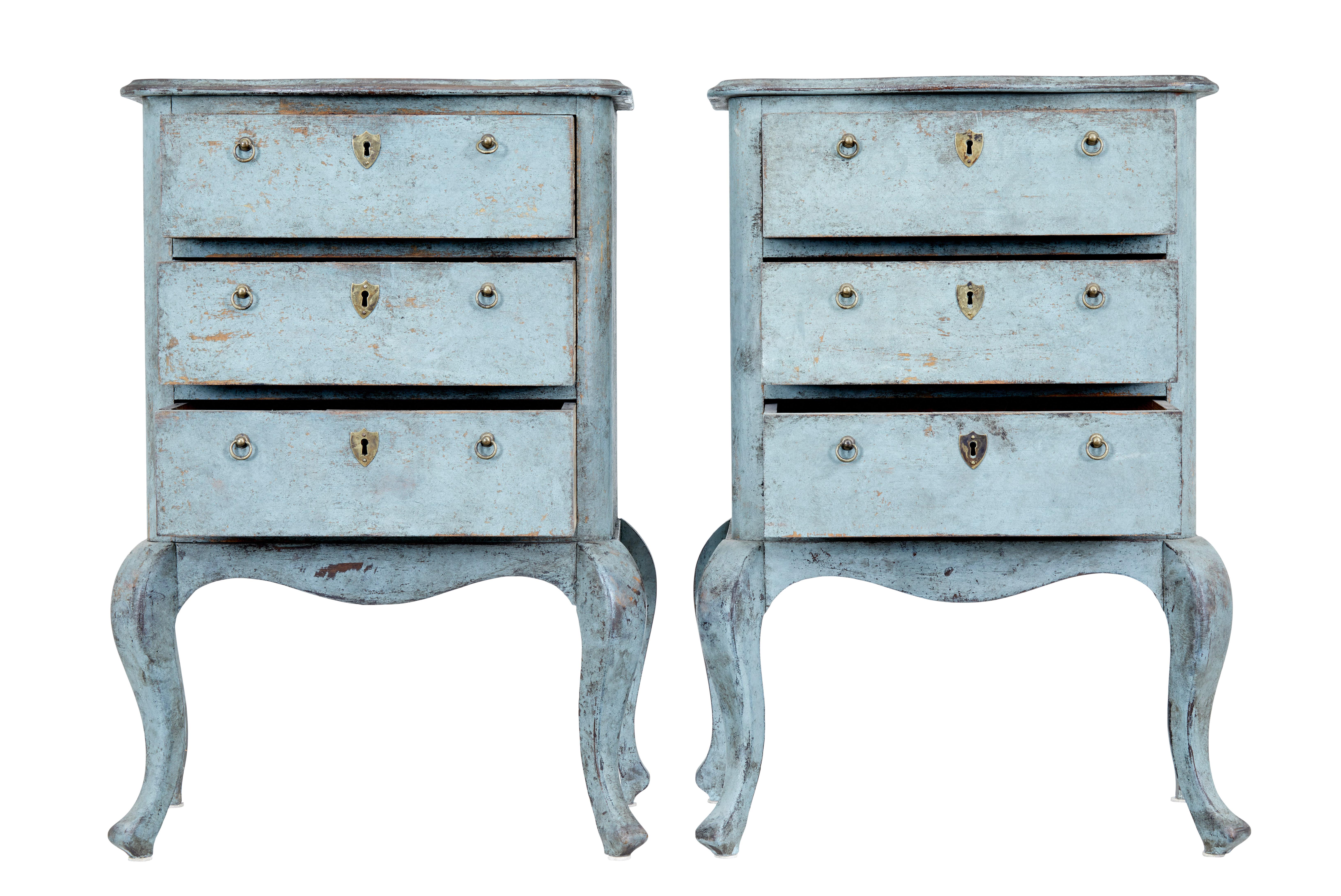 Pair of 19th century small painted chest of drawers circa 1870.

Fine quality pair of oak and pine commodes that could equally serve as a pair of bedside tables. Shaped tops below which are 3 drawers of equal proportions. Shaped frieze which leads