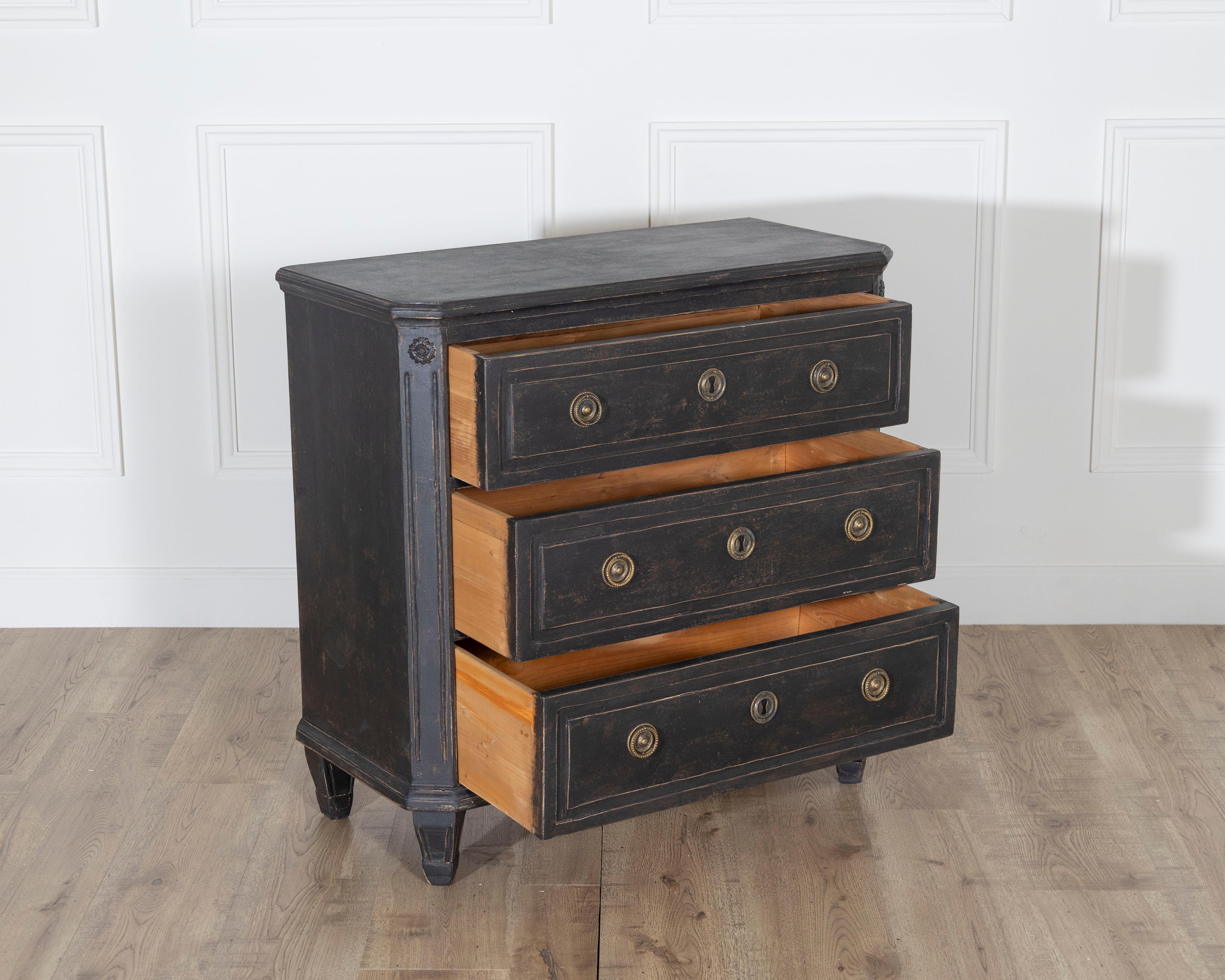 Pair of 19th Century Swedish Painted Chests of Drawers For Sale 4