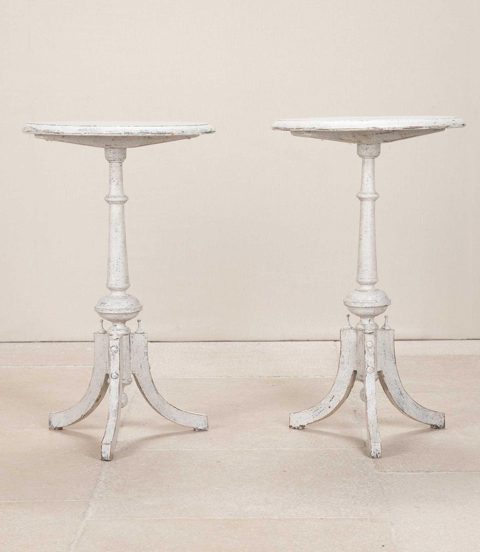 Coppia di tavoli con piedistallo in Svezia della fine del XIX secolo, ridipinti. Circa 1890.
