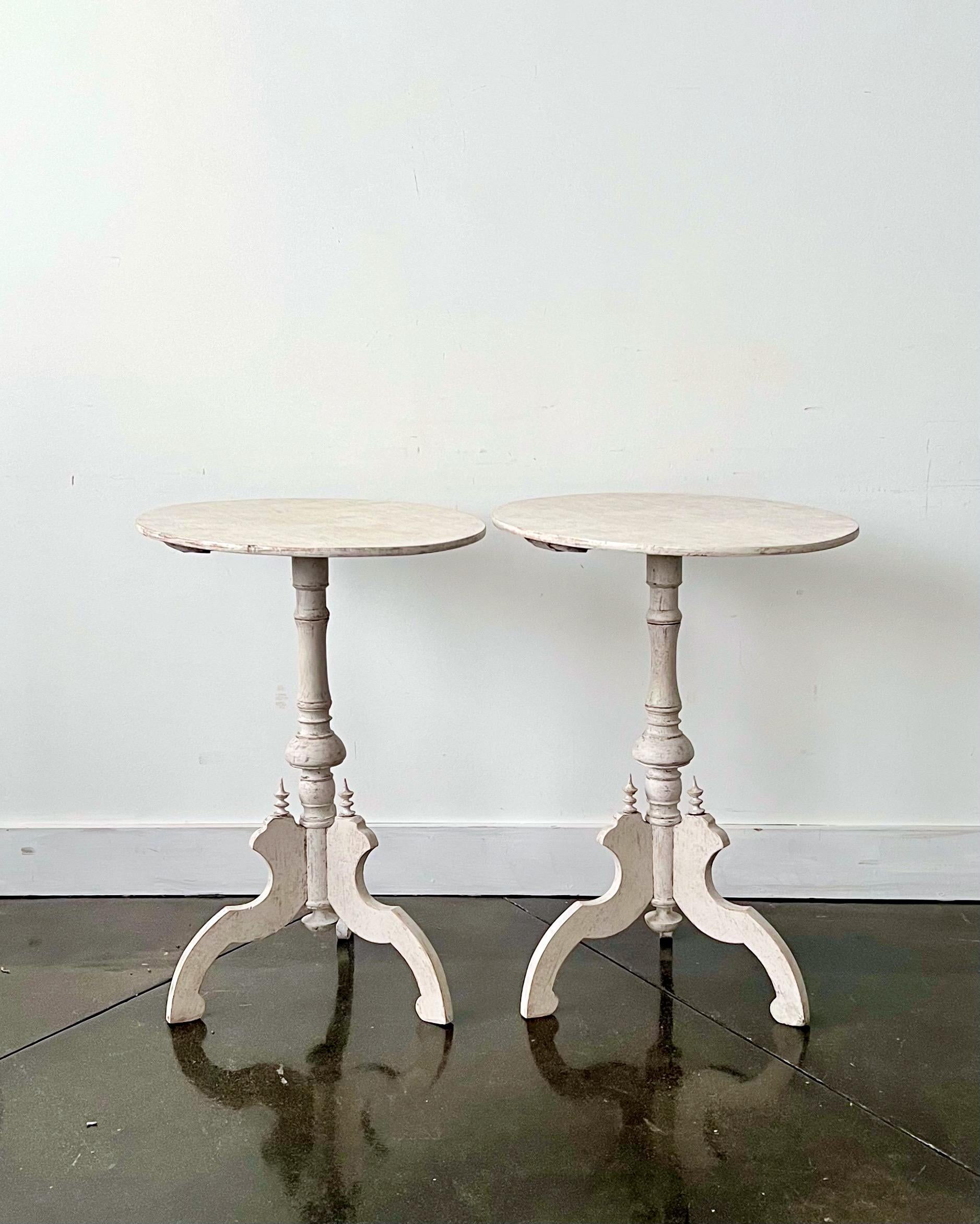 Gustavian Pair of 19th Century Swedish Pedestal Tables For Sale