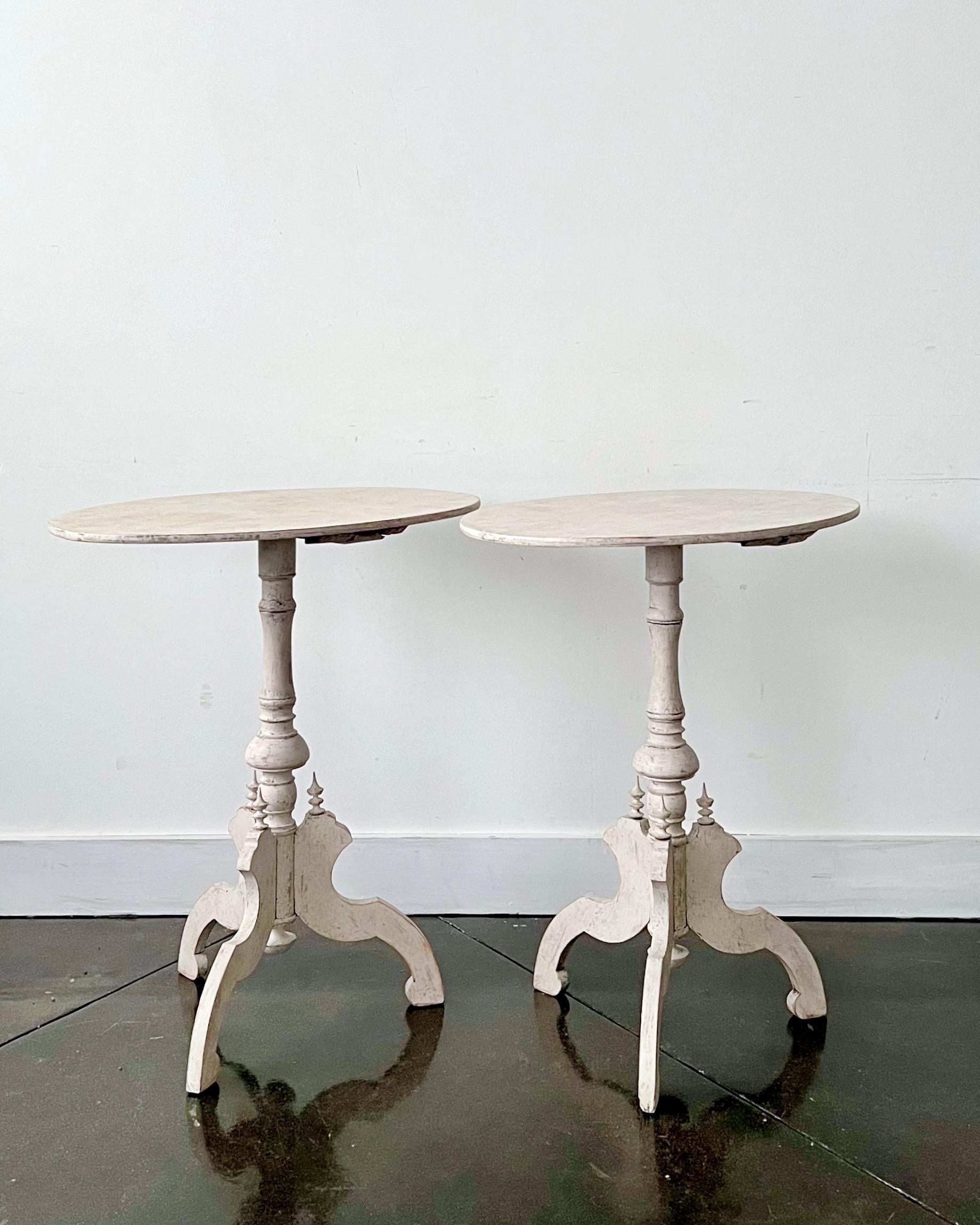 Hand-Carved Pair of 19th Century Swedish Pedestal Tables For Sale