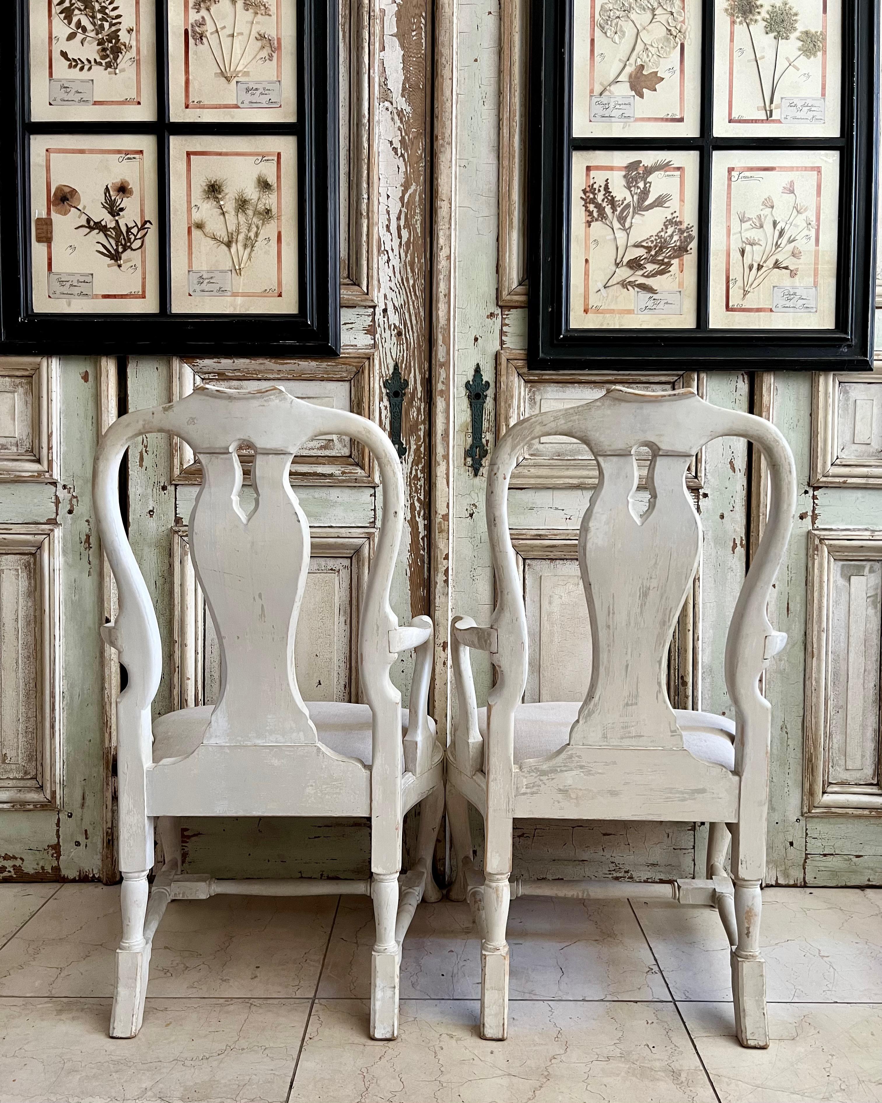 XIXe siècle Paire de fauteuils peints de style rococo suédois du 19ème siècle en vente